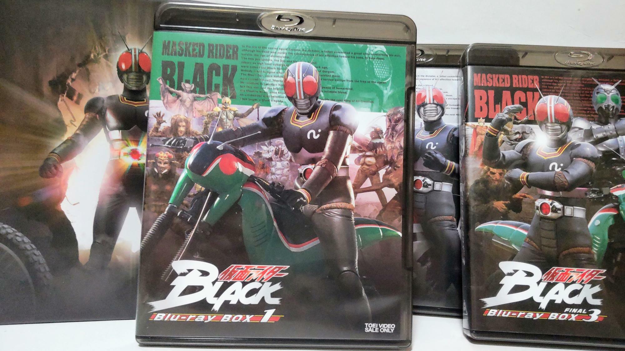 東映ビデオより発売された『仮面ライダーBLACK』のBlu-ray BOX全3巻。数ある昭和仮面ライダーシリーズが存在する中、名誉ある初Blu-ray化の口火を切ったのが本作であった（筆者撮影）。