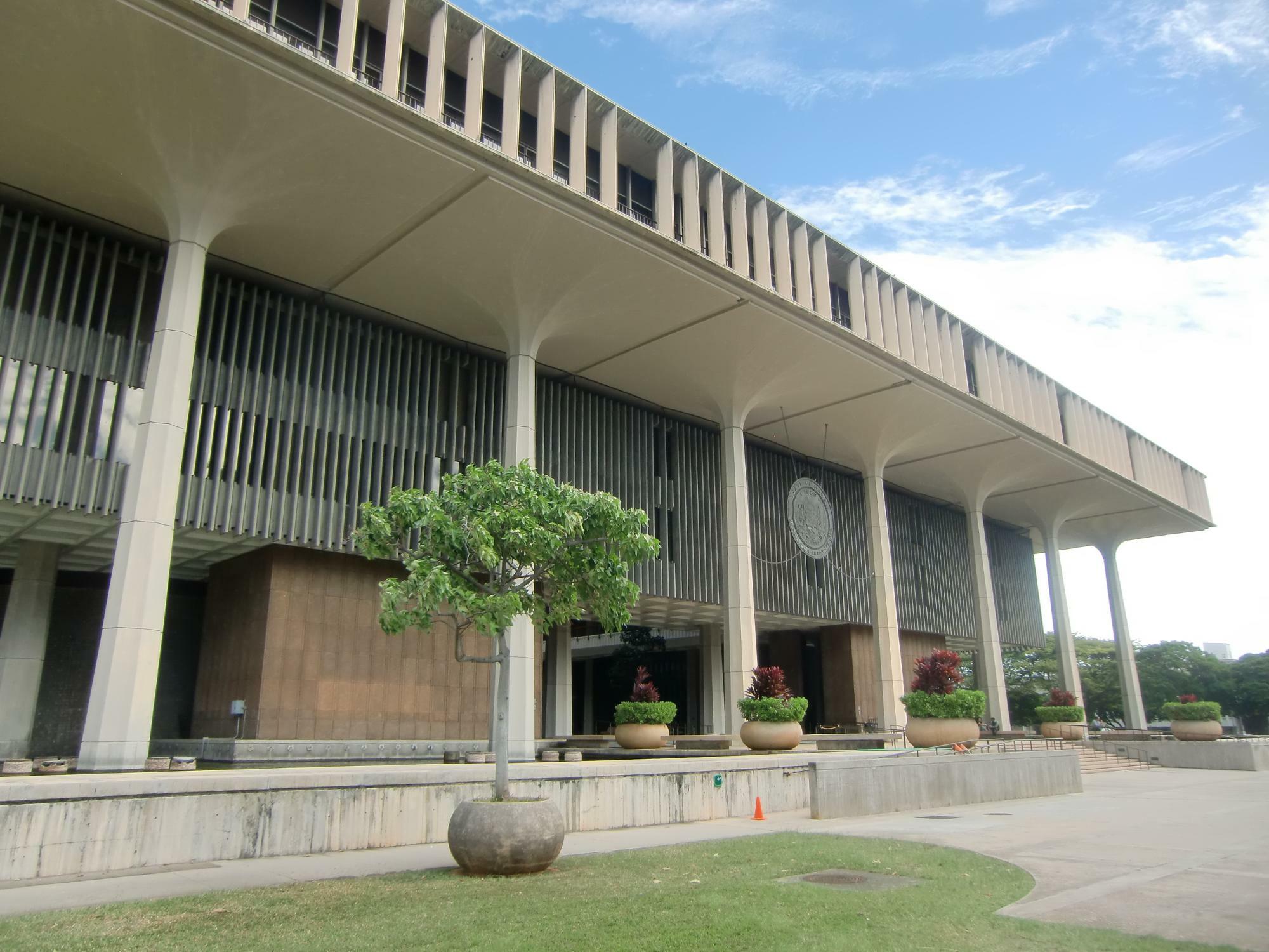 ハワイの政治の拠点はハワイ州・オアフ島内のダウンタウンエリアにあるハワイ州庁舎。州庁社内は一部見学が可能である（2014年筆者撮影）。