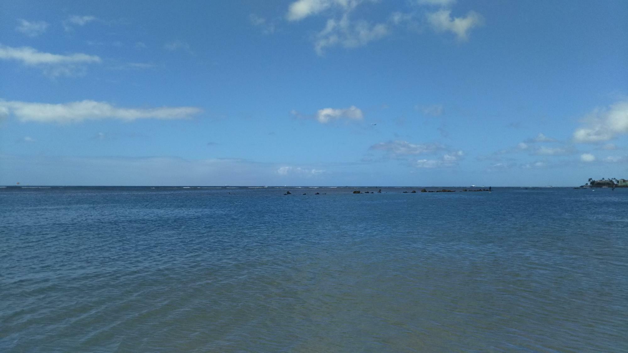 スティッチの弱点は水で、海中では泳ぐことも呼吸することさえままならない。海中に落下する予定だったスティッチの宇宙船は、運命の悪戯かハワイ・カウアイ島の陸地に落下する（2019年　ハワイ州内筆者撮影）。
