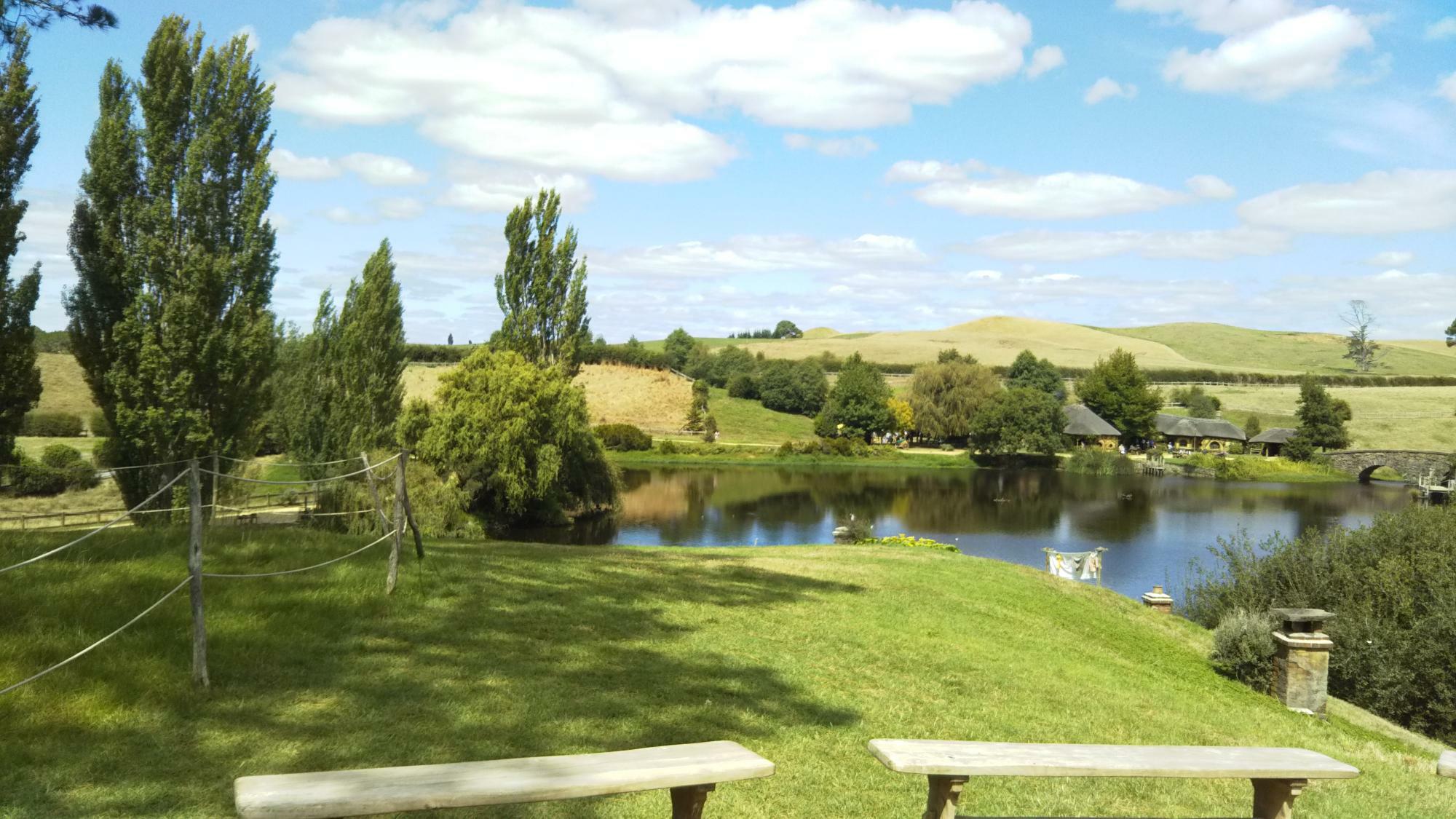 テーマパークはディズニーランドだけではない。ニュージーランドにある映画「ホビット」シリーズの撮影が行なわれた「ホビット村」は、テーマパークであり広大な牧場としての一面も持つ（2020年筆者撮影）。