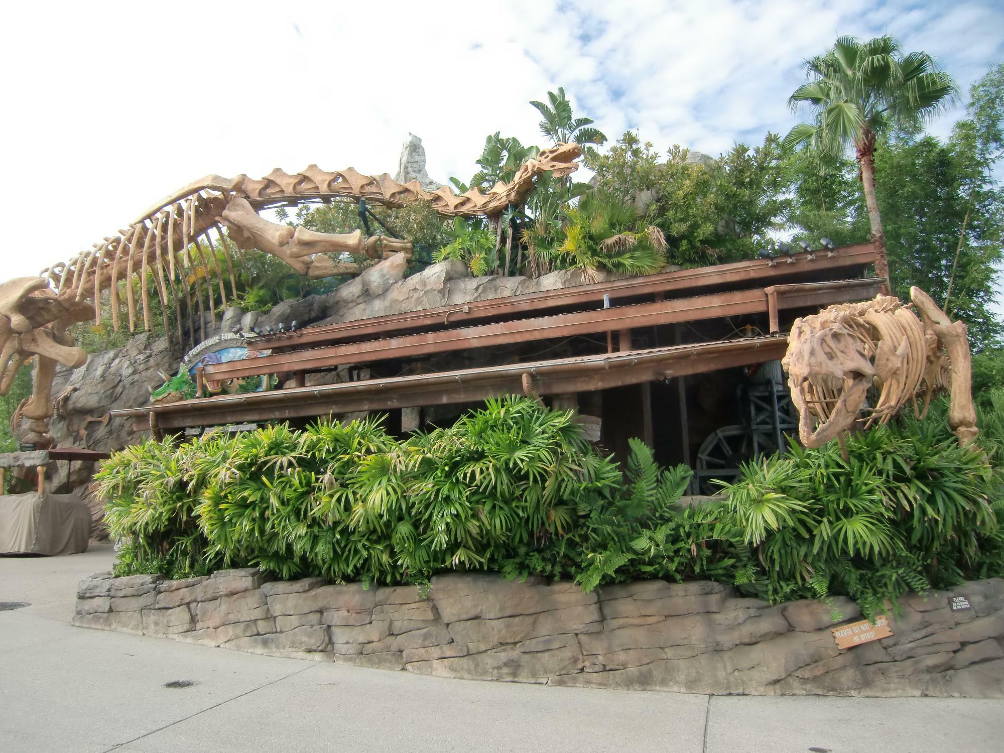 米国フロリダ州、ウォルト・ディズニー・ワールドリゾート内「ダウンタウン・ディズニー」内のT-REX Restaurant。太古の恐竜の世界に思いを馳せながら食事が楽しめる（2014年筆者撮影）。