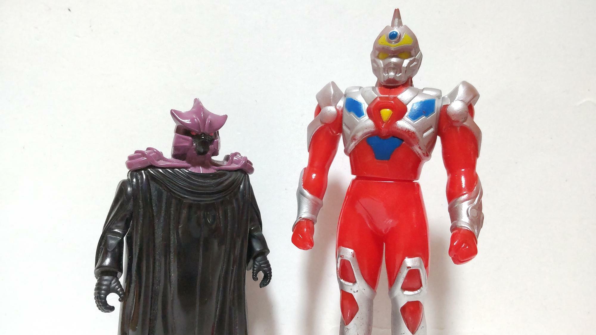 『電光超人グリッドマン』の海外進出に伴い、世界各地で本作の玩具が発売された。カーンデジファー（左）は米国で販売されたPVC製の人形。右は韓国で販売されたソフビ人形で、日本版とやや彩色が異なる。