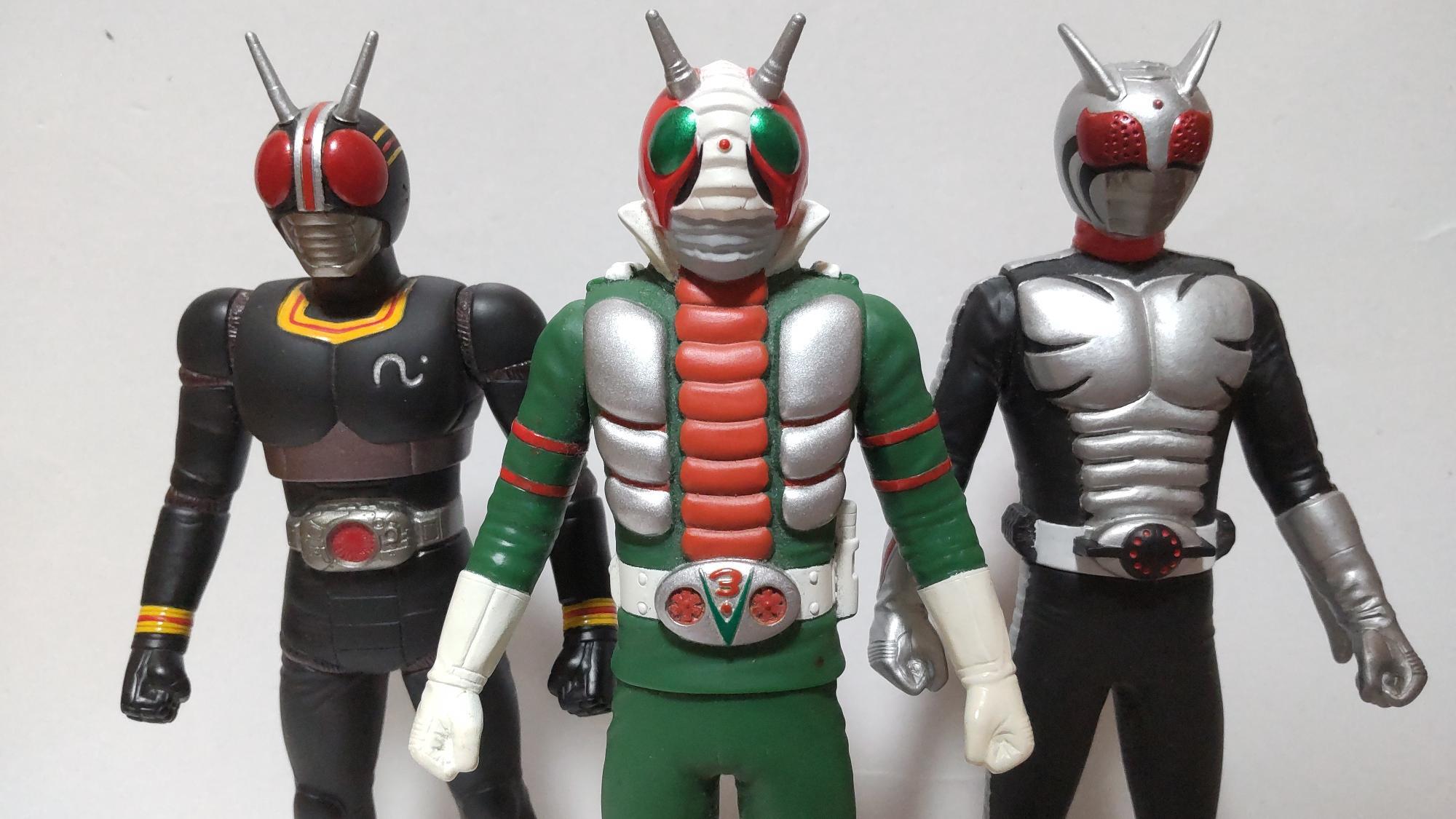 「ライダーバトル」には昭和の仮面ライダー達も参加。V3（中央）を中心に、スーパー1（右）とBLACK（左）がチームを組んでディケイドと対決するも、大ショッカーの大首領であった彼に力及ばず敗北した。