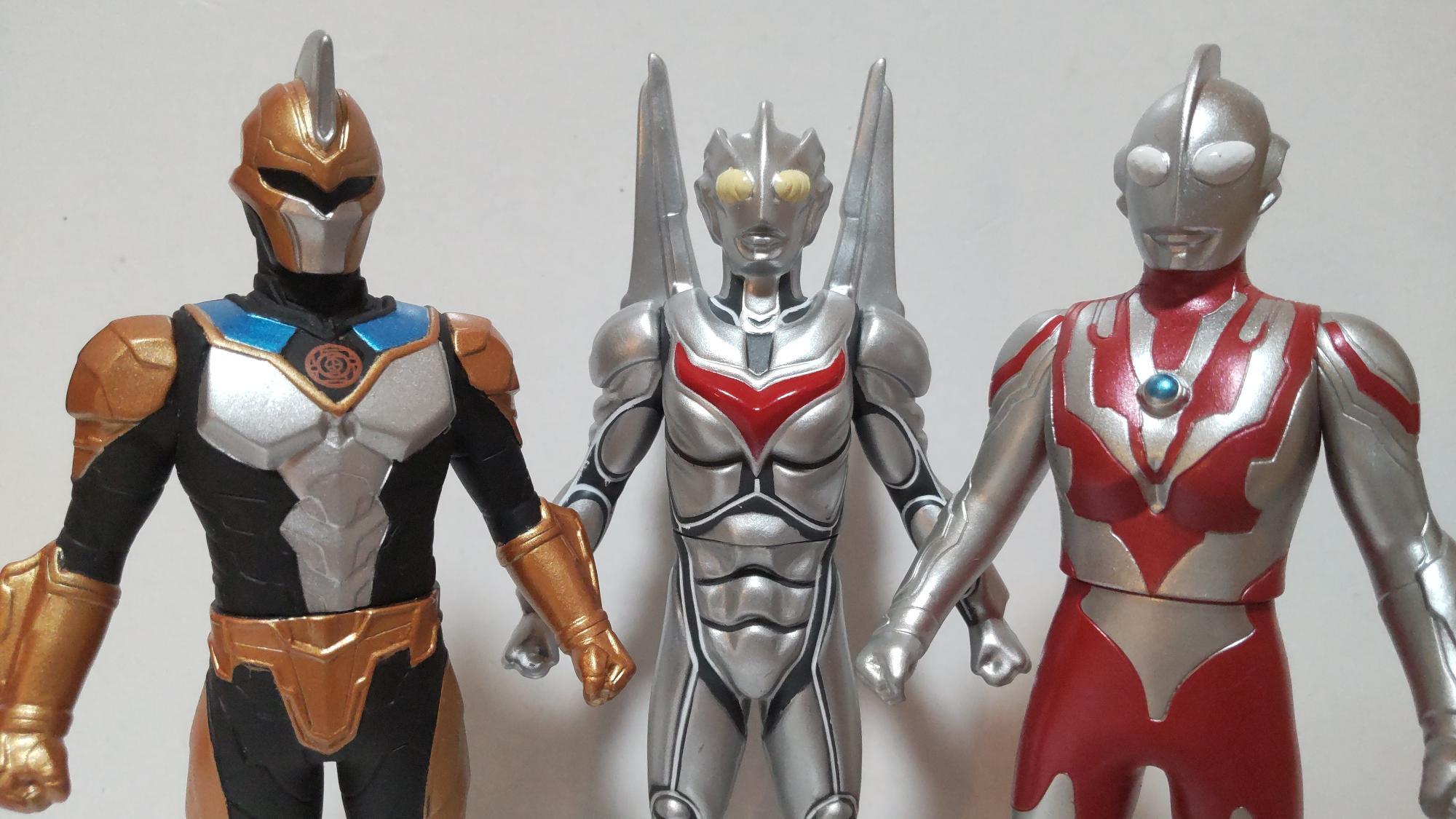 ウルトラマン一族と酷似した力を持ち、種の存続のためにウルトラマン達と争うアブソリューティアン（左）に対し、ノアは互いに手を取り合うべきというメッセージを両者に伝達する。その行く末は果たして・・・？