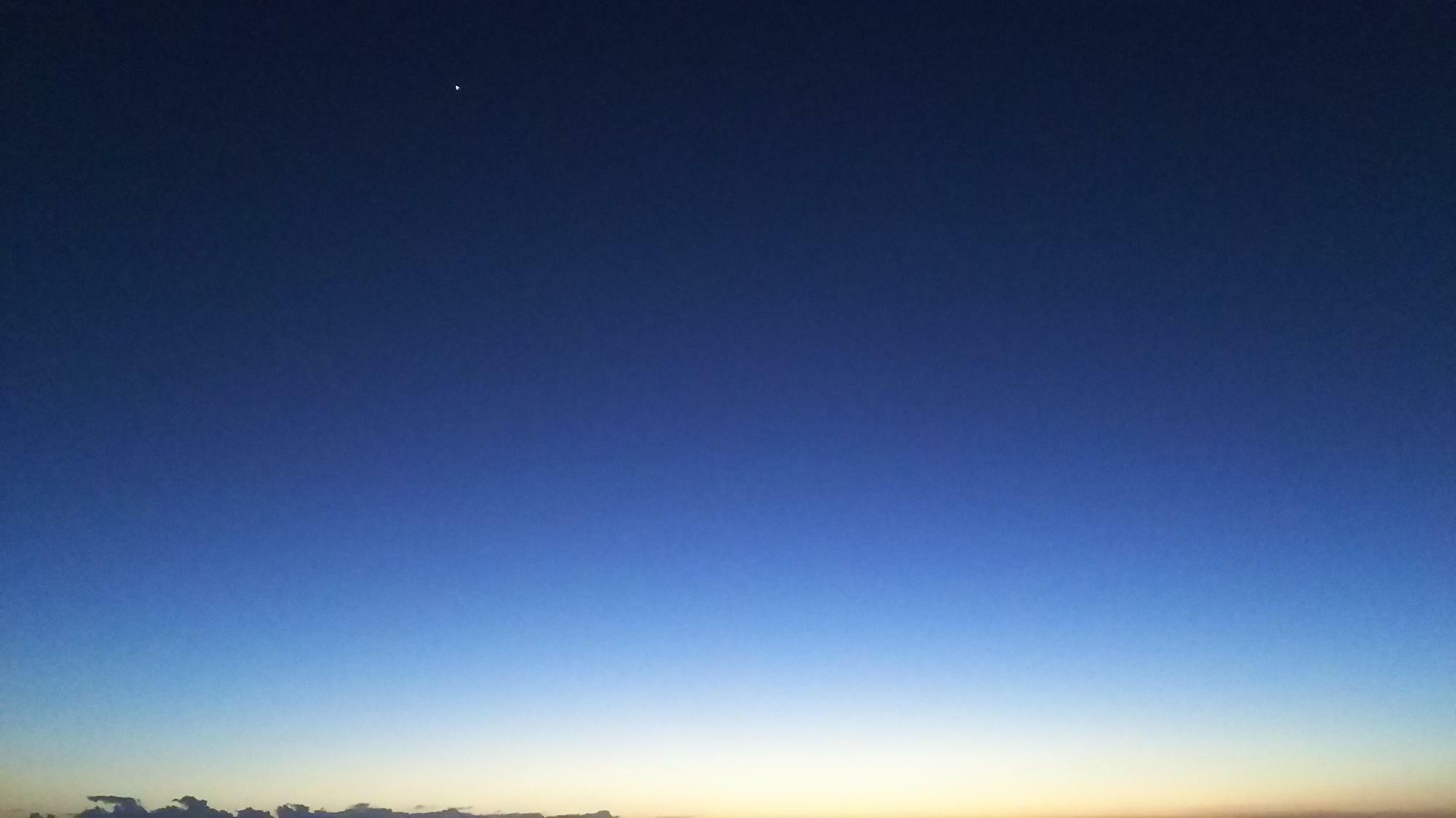海の上では、無限に拡がる青い空が輝く。太陽によって晴れ渡るような青空は勿論、日没でも心に休息を与えるような群青の空が頭上で拡がる（2017年、ハワイ州オアフ島にて筆者撮影）