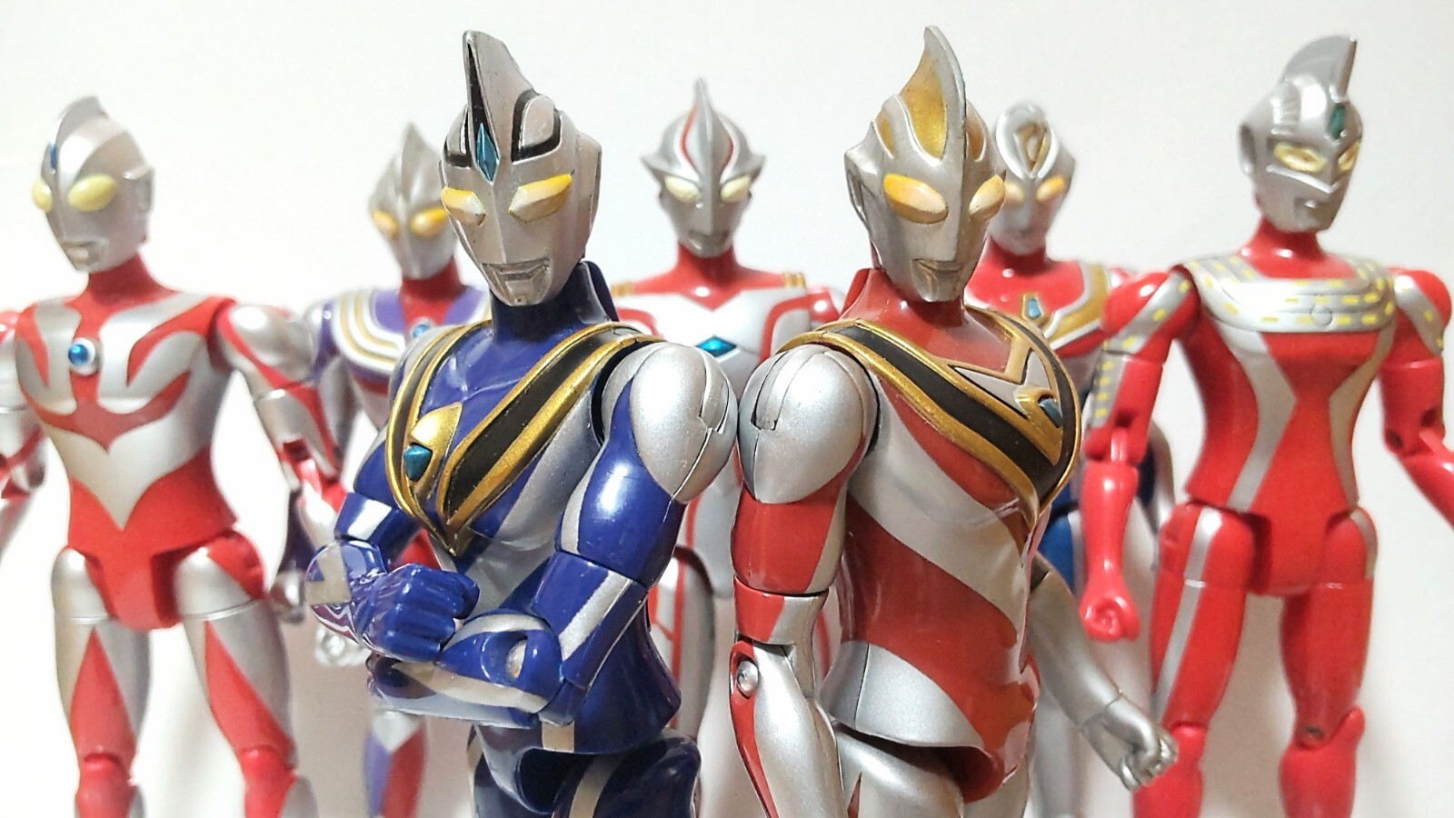 『ウルトラマン＝赤と銀』というステレオタイプがまだ強い時代であった1990年代後半より、ウルトラマンシリーズは個性的な青いカラーのヒーロー達が少しずつ登場するようになった（筆者撮影）。