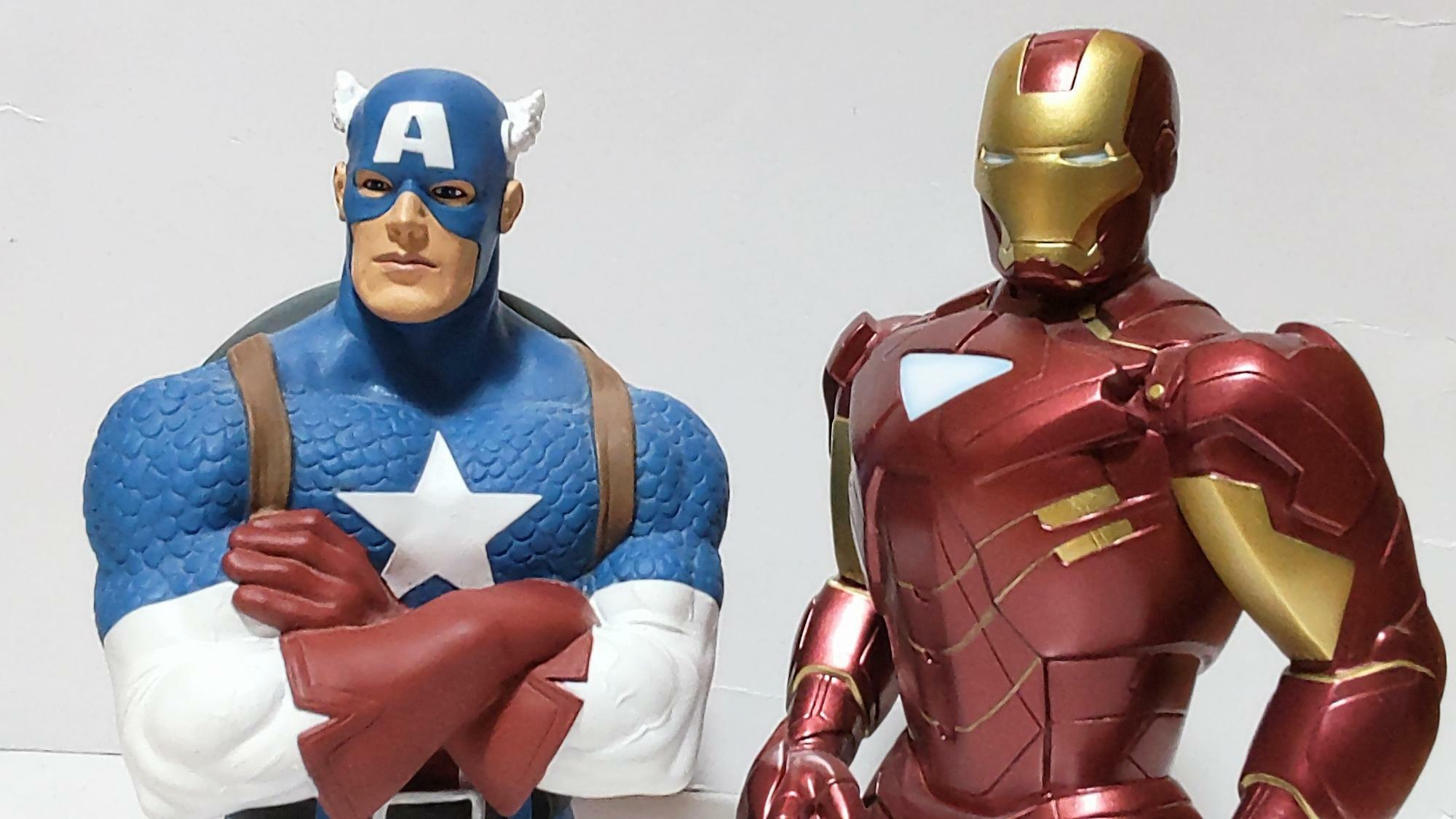 今やマーベルを象徴する人気ヒーローキャプテン・アメリカ（左）とアイアンマン（右）。アベンジャーズの一員である両者は映画『アベンジャーズ エンドケーム（2019）』での大活躍とラストが記憶に新しい。