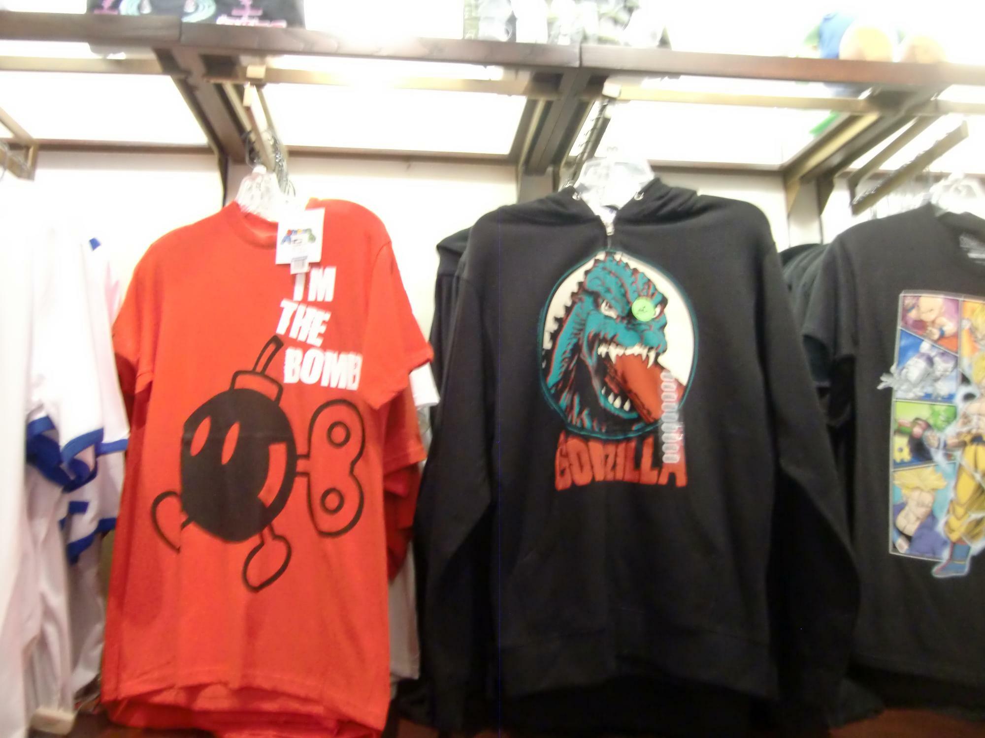 エプコットセンター「日本館」内では、写真のようなスーパーマリオやゴジラ等の日本の人気キャラクター達がプリントされたTシャツも購入可能。もちろんディズニーパーク内で着用できます（2012年筆者撮影）。