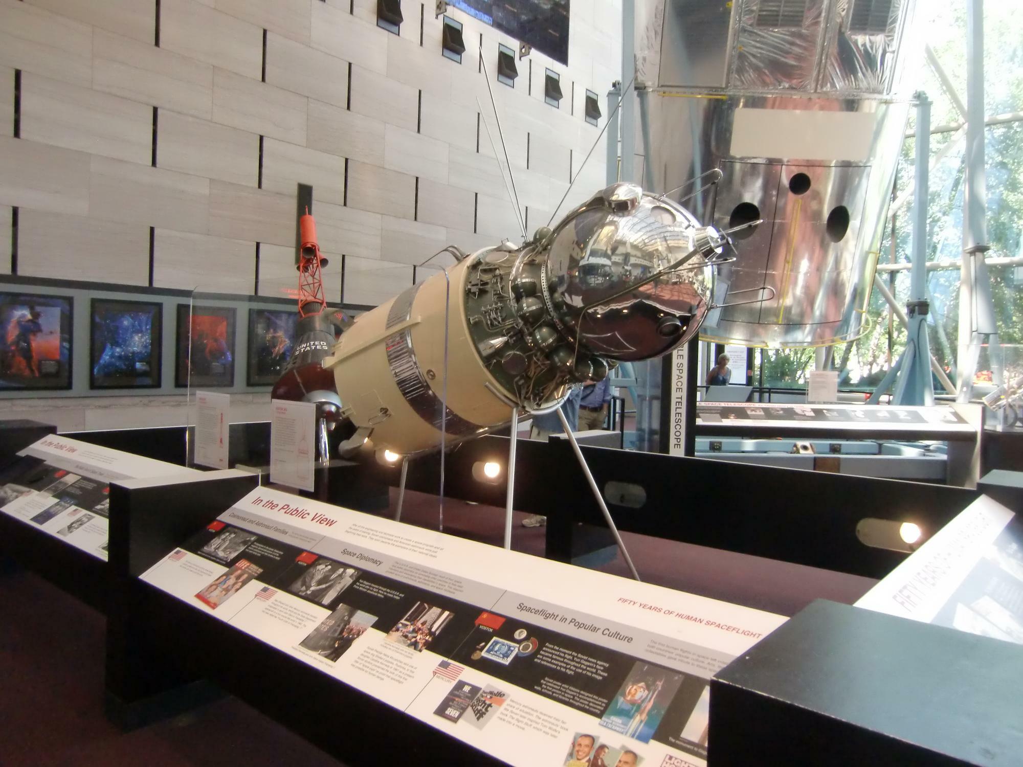 米国・ワシントンDC内にある「スミソニアン国立航空宇宙博物館」では、膨大な数の宇宙の遺物コレクションのほか、宇宙進出における技術的な成果の推移を学ぶことが出来る（2012年筆者撮影）。
