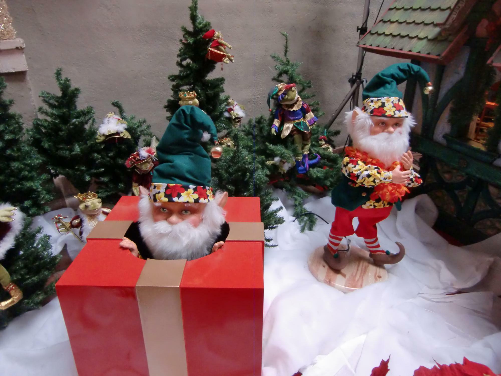 クリスマスプレゼントから飛び出たるは、クリスマスの妖精・エルフ（米国ハワイ州オアフ島ホノルル市内　ホノルル・ハレにて2014年筆者撮影）