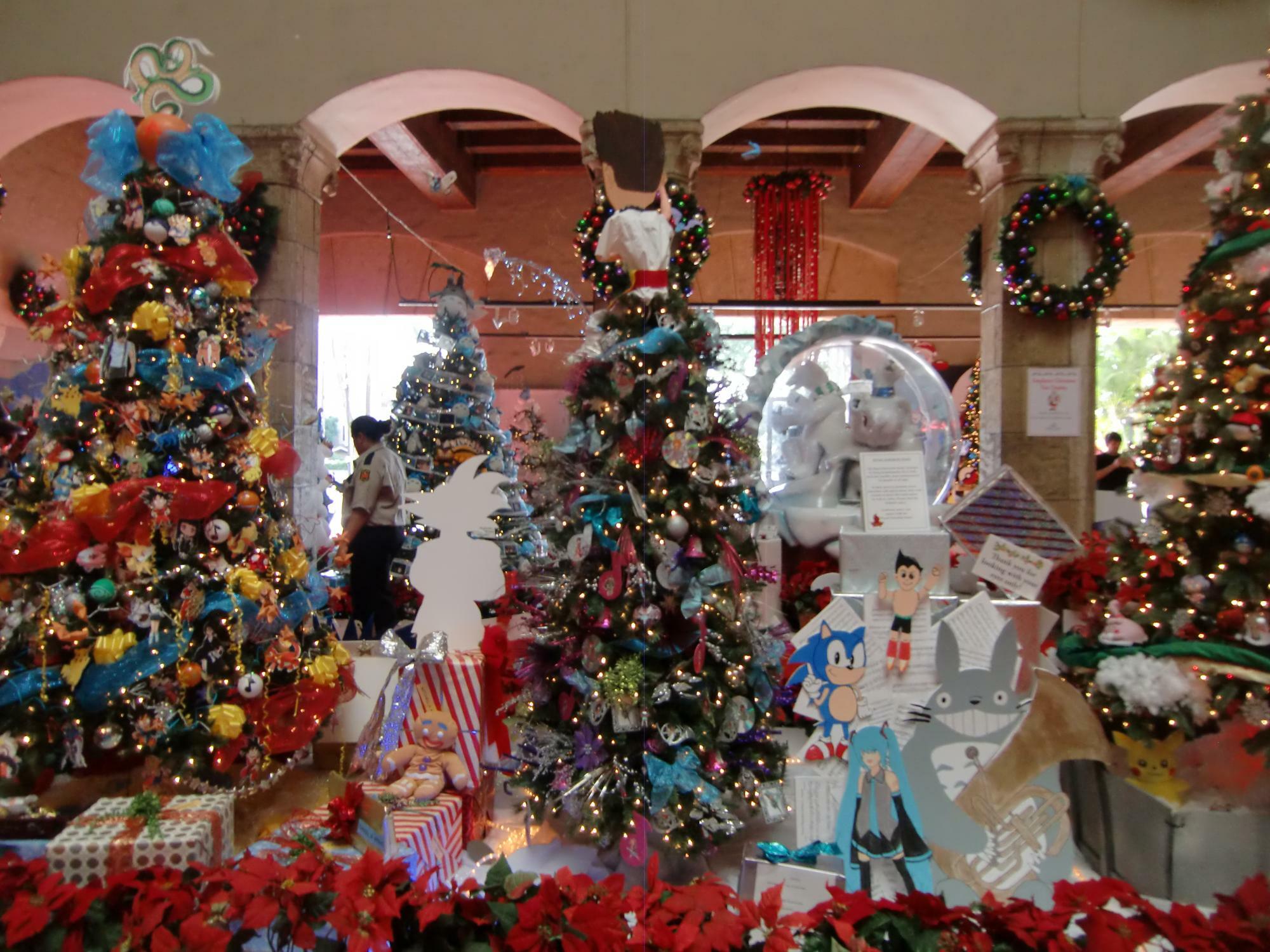 ホノルル・ハレ（ホノルル市庁舎）1階エントランスは、毎年ホリデーシーズンになると、子ども達が創作したたくさんのクリスマスツリーが飾られる。日本のキャラクターを多数飾ったツリーもある（2013年撮影）。