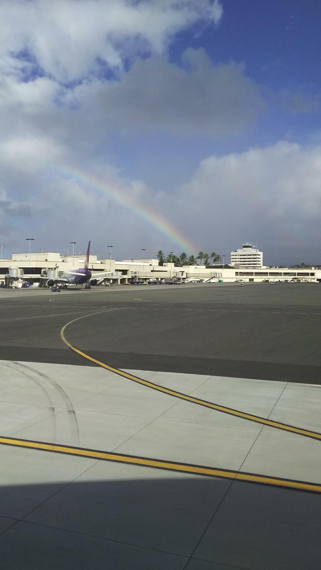太平洋上に浮かぶ島々で構成されるハワイは雨が多い反面、虹もよく発生することからレインボー・ステイト（虹の州）とも呼称される。幸運の象徴として重宝され、現地の車のナンバープレートにも描かれている。