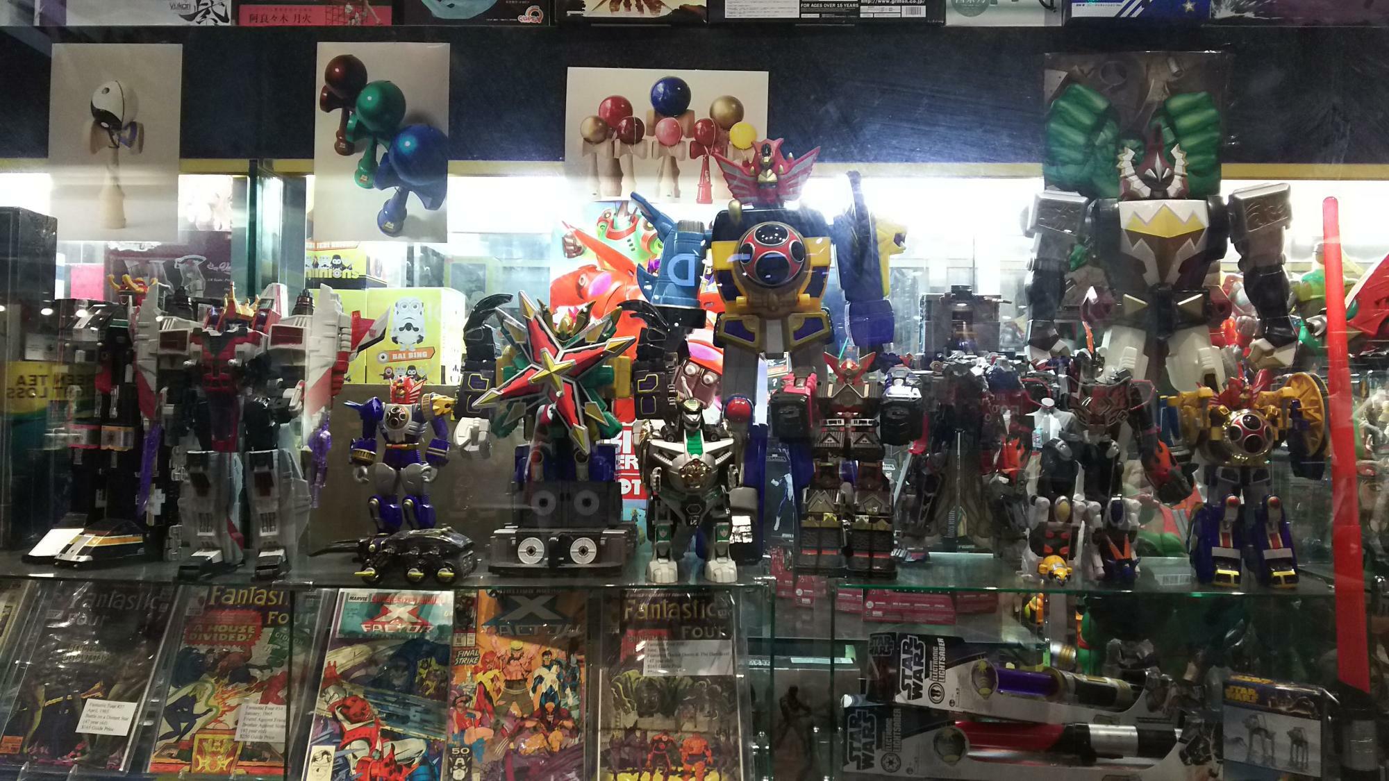 どんな小さなおもちゃ屋さんでもほぼ置いてあるのがスーパー戦隊（パワーレンジャー）の関連玩具。戦隊ロボも大きな存在感を発揮（2015年、ハワイ州オアフ島パールリッジセンター内で筆者撮影）。