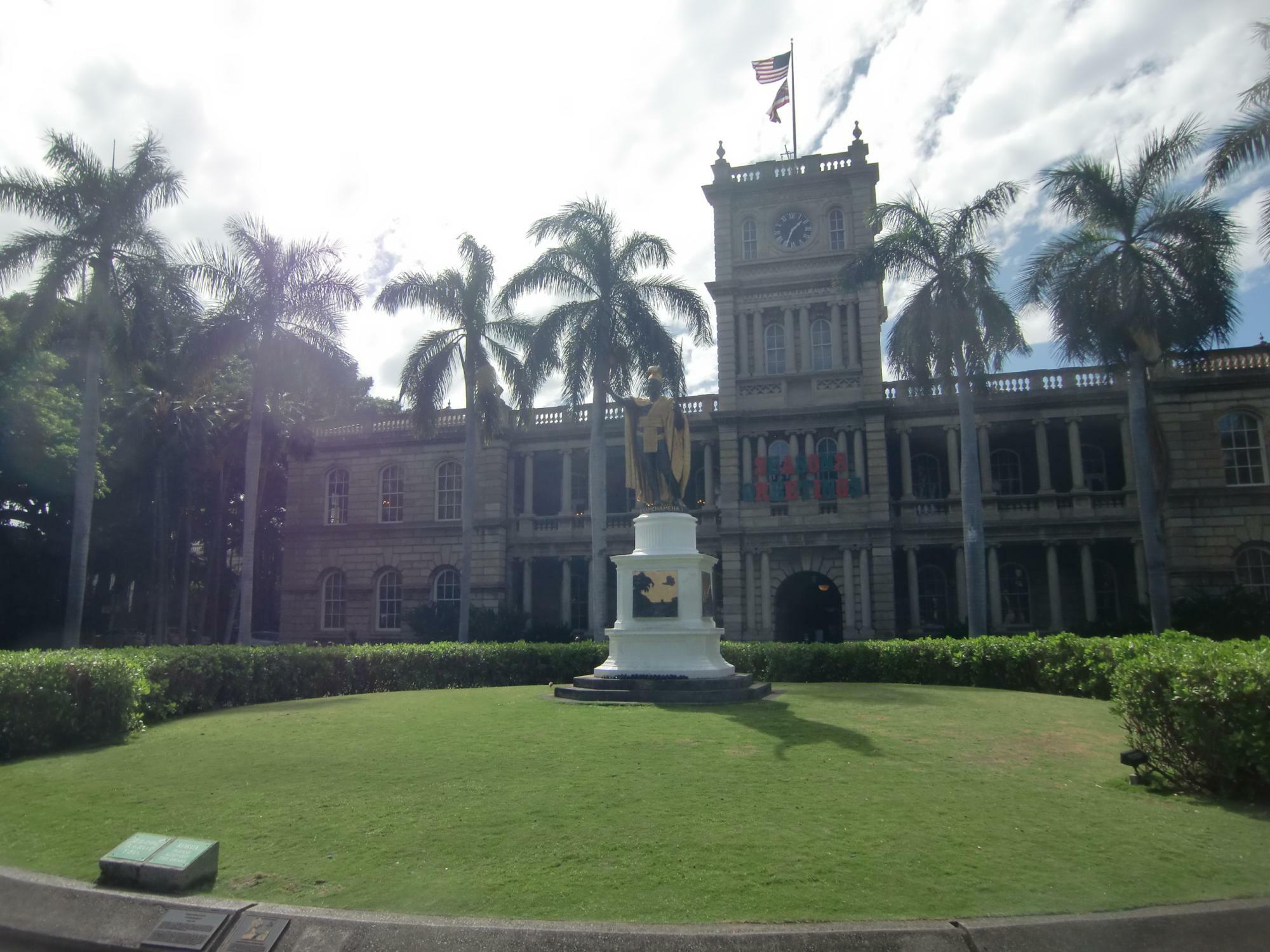 日本の童謡でも有名なカメハメハ大王像（カメハメハ1世）の立つハワイ州最高裁判所（ Hawaii State Supreme Court ）。イオラニ宮殿と並び、ダウンタウンエリアで有名な観光スポット。