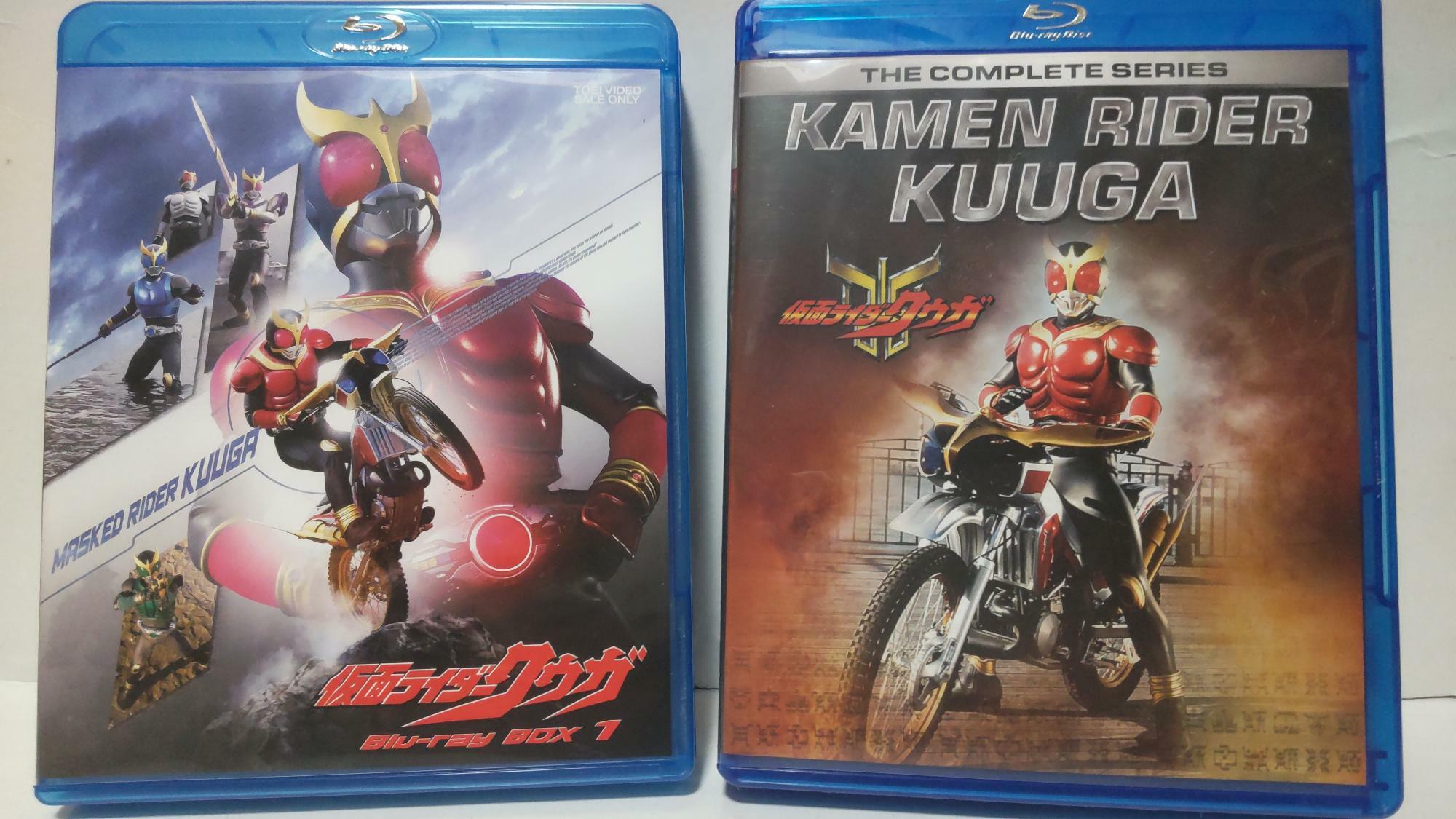 東映制作の特撮ヒーロー番組『仮面ライダークウガ（2000）』も、現在米国ではBlu-rayも発売されている。日本版（左）は全3巻であるのに対し、米国版は1巻でコンパクトに全話揃うのが本製品の魅力。