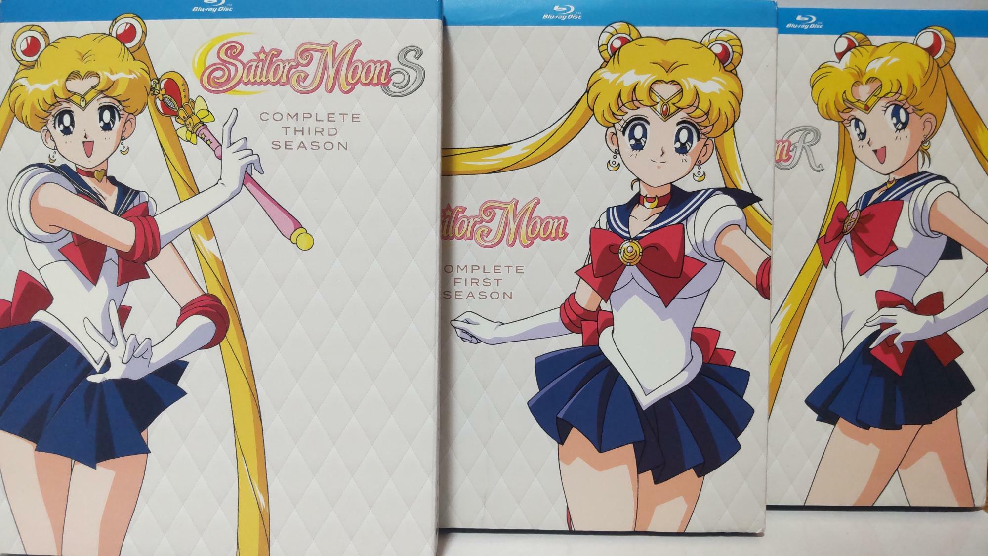 人気アニメ作品『セーラームーン』シリーズのBlu-rayも、ハワイで販売されている。ターゲットでは『セーラームーンＳ』のBlu-ray（左端）の他にコミックス（英語版）も販売されていた（筆者撮影）。