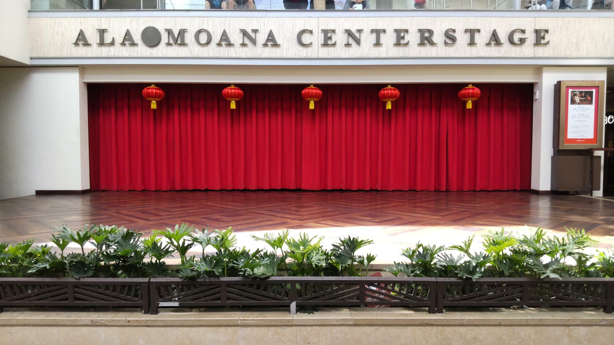 「アラモアナ・センター」中央にあるセンターステージ。日付や時間帯によっては、フラダンスやウクレレのショーも観賞できる。2014年のウルトラハワイ開催時は、ウルトラマン達もステージに登場した。