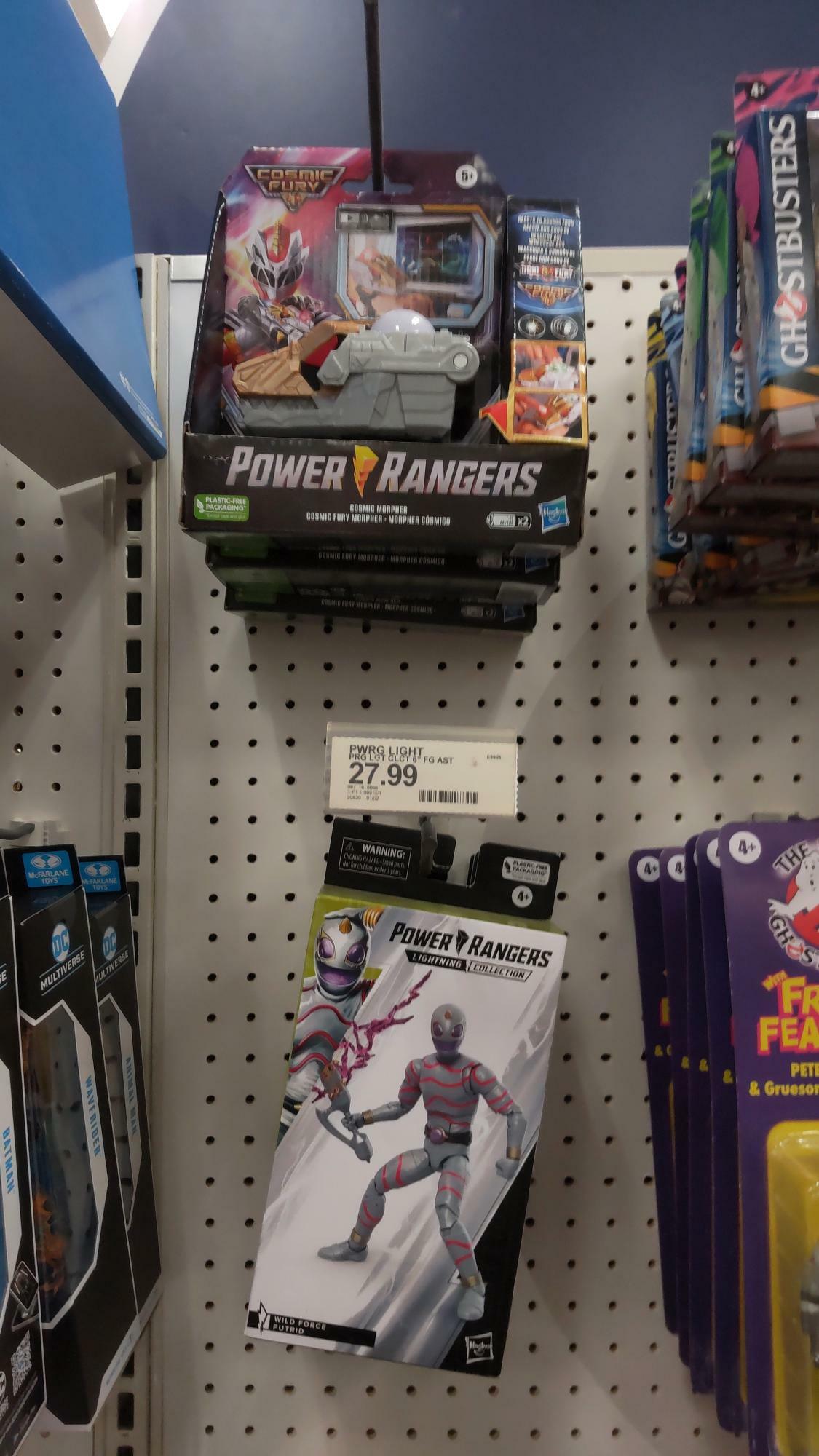 ターゲット内は生活雑貨や食料品のほか、玩具も網羅されているので、一カ所でコンパクトにお買い物が楽しめるから便利。米国版スーパー戦隊シリーズ「パワーレンジャー」の玩具も販売（2024年筆者撮影）。