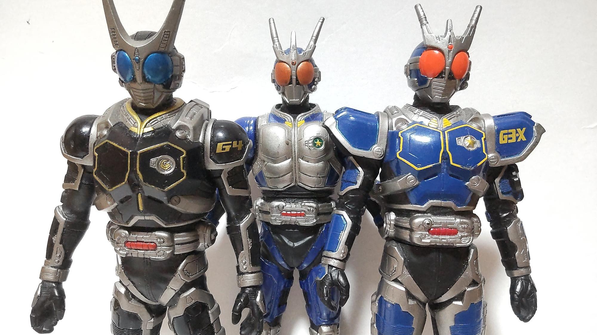 『アギト』において、仮面ライダーG3（写真右2体）は警部補の人間がアーマーを装着して戦う。「ただの人間」が戦う姿が魅力である彼の他に、自衛隊で完成されたG4も存在するが装着者を蝕む危険なシステムだった