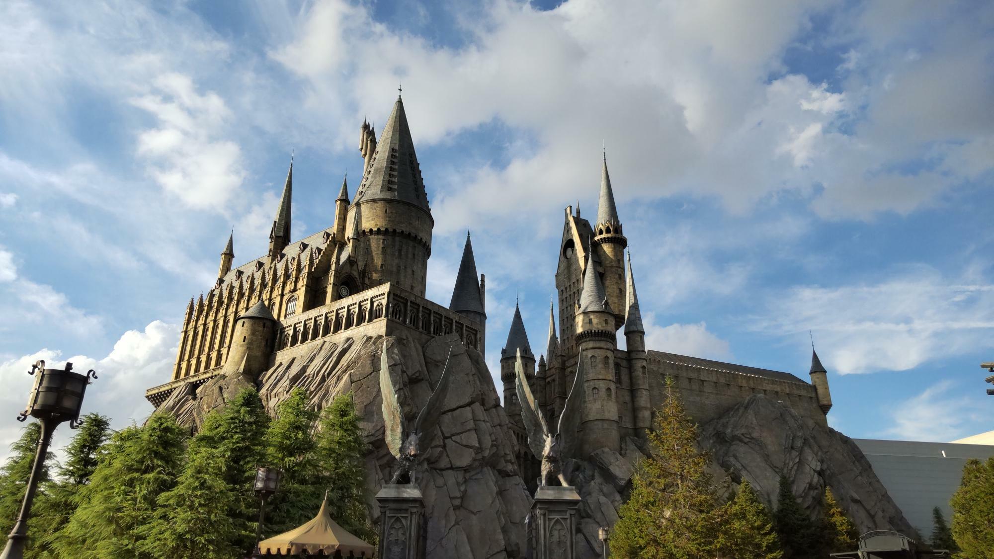 米国映画『ハリーポッター（Harry Potter）』は、魔法使いの少年と闇の勢力との戦いが描かれた大人気シリーズ。各国のテーマパークでも本作のアトラクションが点在（大阪USJにて筆者撮影）。