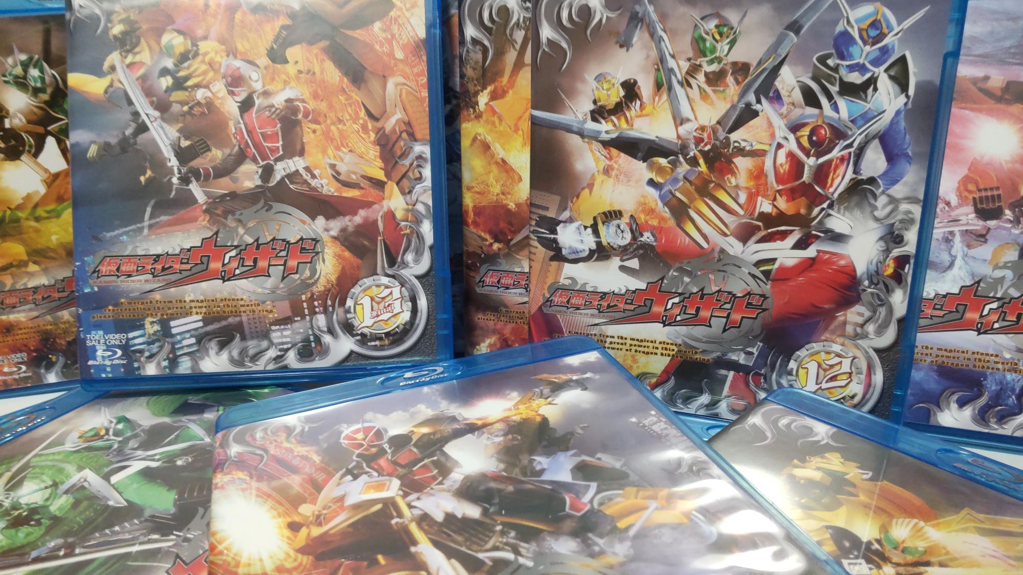 東映ビデオより発売された『仮面ライダーウィザード』Blu-ray全13巻。全53話中、51話までが仮面ライダーウィザードの物語、残る2話が歴代15人の平成仮面ライダーが集結する特別編（筆者撮影）。