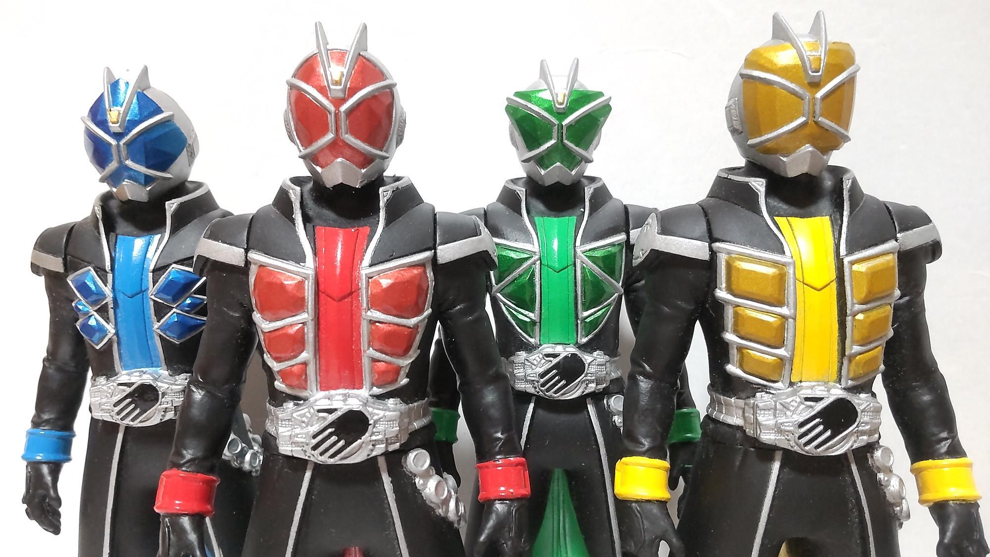 仮面ライダーウィザードは、魔法の指輪「ウィザードリング」に秘められた魔力によって、姿を変えながら敵と戦う。火（赤）、水（青）、風（緑）、土（黄）と属性が異なり、状況に応じて力を使い分ける。