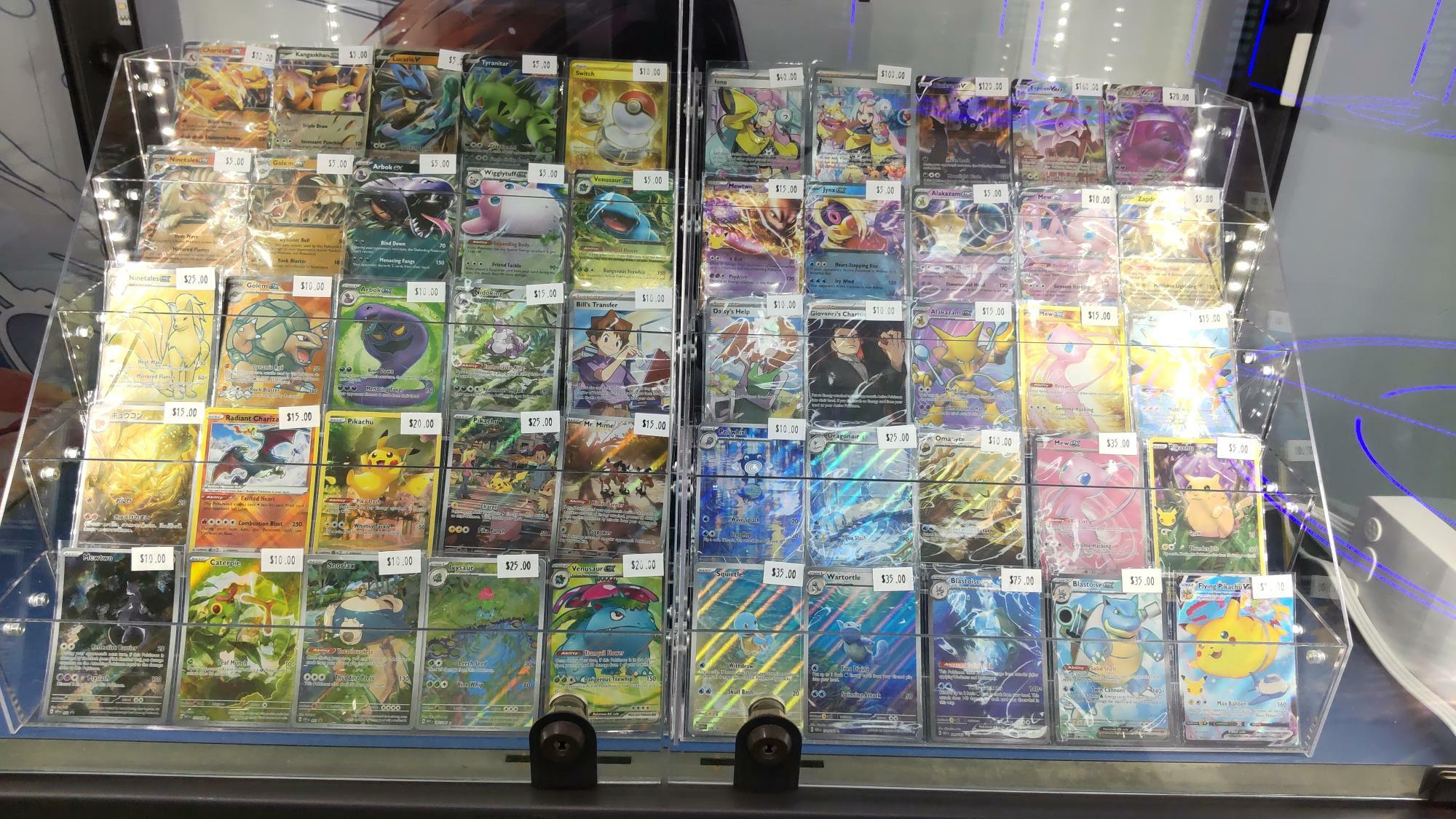 日本で社会現象化した「ポケモンカード」も海外に進出。米国ではショッピングセンター内のカード専門店やスーパー等で気軽に購入が可能（ハワイ州オアフ島内「インターナショナルマーケットプレイス」内にて撮影）