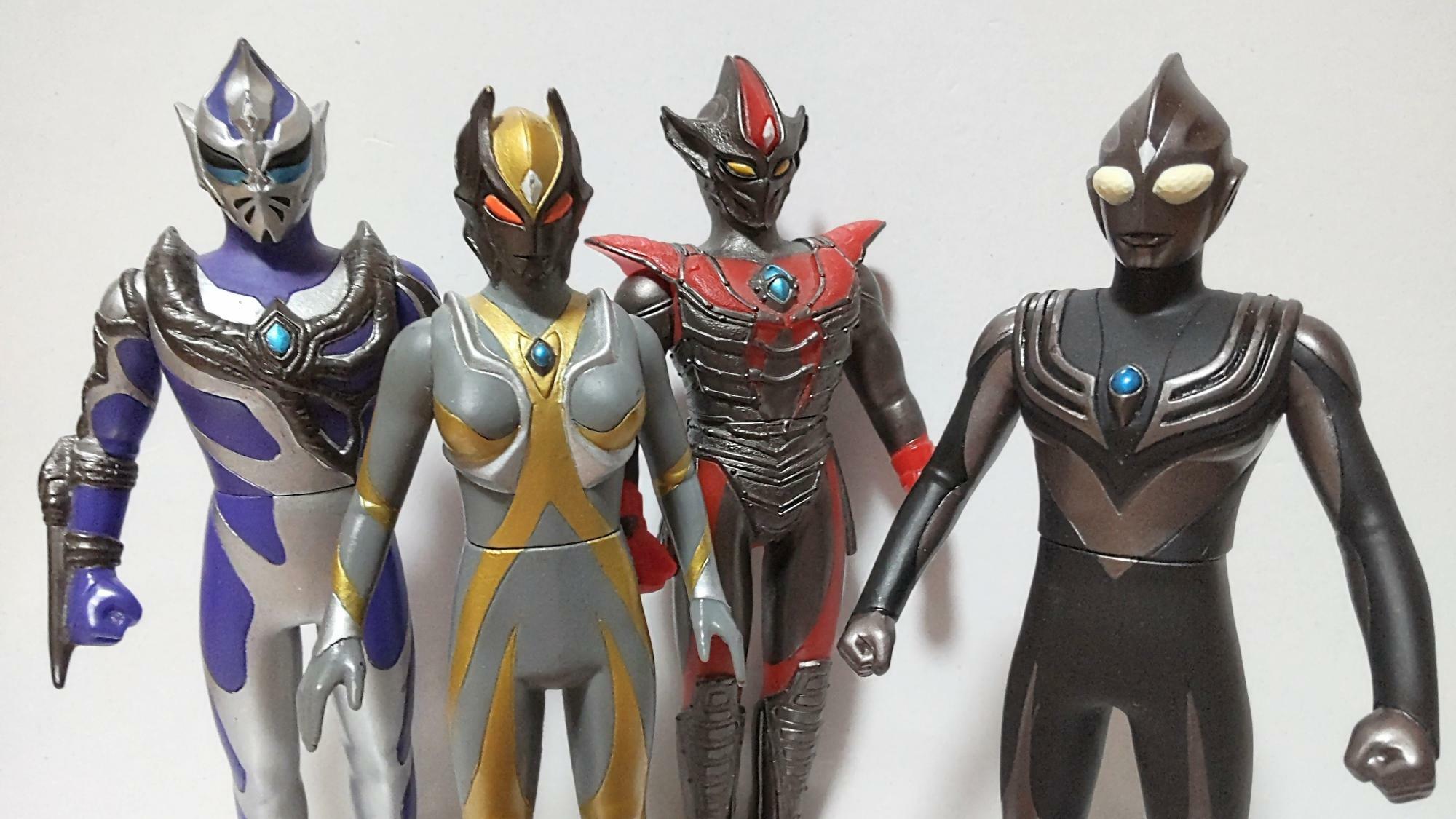 平成ウルトラマンシリーズでは、単なるウルトラマンのニセモノや模造品に留まらず、闇のウルトラマンも多数登場するように。ウルトラマンティガ（右）もかつては超古代文明を滅ぼす悪の戦士だった。