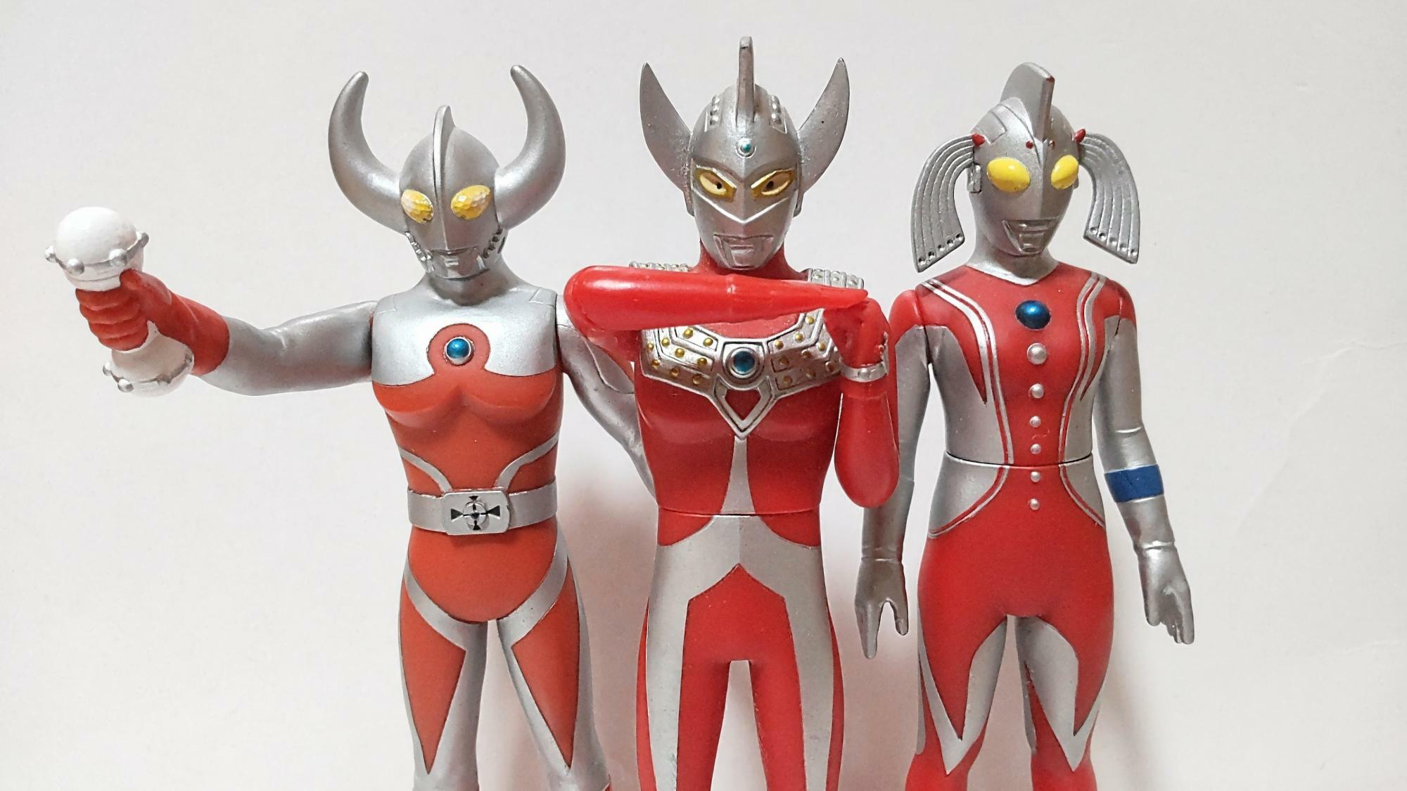 ウルトラの父（ケン）とウルトラの母（マリー）が結ばれ、後に両親の力を継承したウルトラマンタロウが誕生する。父譲りの角（ウルトラホーン）は、他のウルトラマン達のエネルギーを一極集中できる特殊なもの。