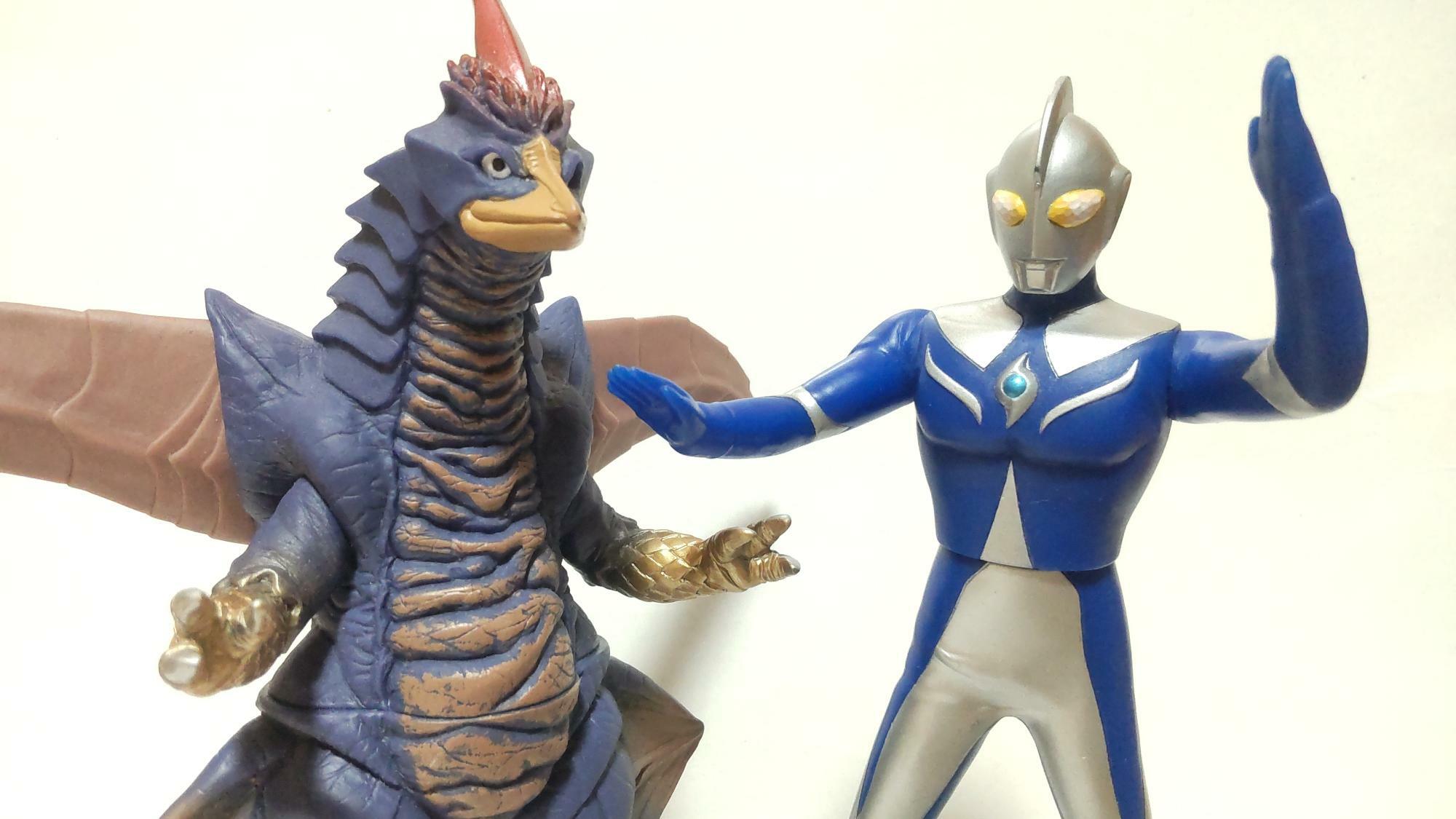 ウルトラマンコスモスは3つの姿を使いこなす。「月」のような優しさを持つ青き「ルナモード」は、凶暴化する怪獣達の攻撃を受け流し、怪獣を癒やす光線技を駆使して荒ぶる怪獣達の心を鎮める力を持っている。