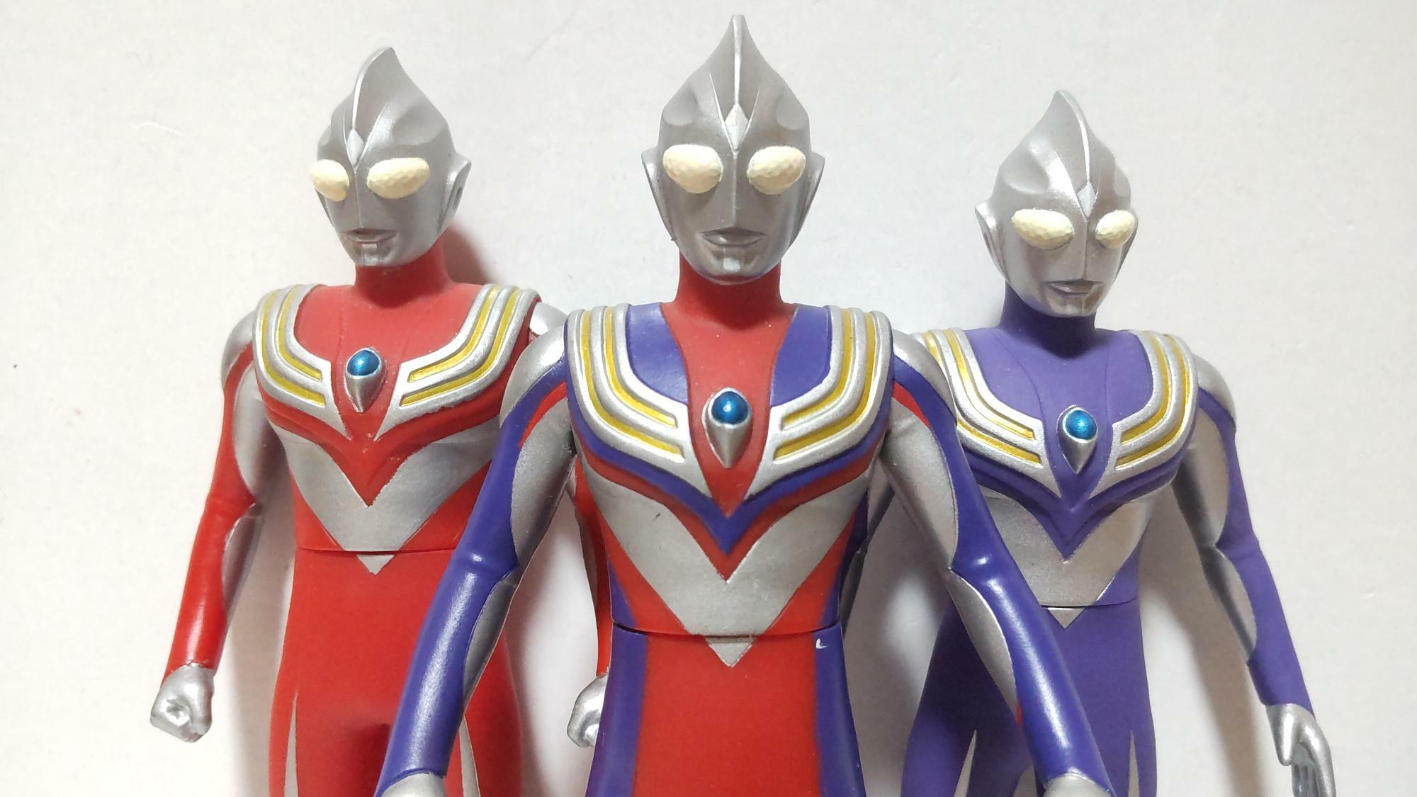 ウルトラマンティガの大きな特徴は、戦う相手に応じた3つの姿への変身。バランスに優れたマルチタイプ（中央）、力技に長けたパワータイプ（左）、俊敏性に長けたスカイタイプ（右）で構成される。