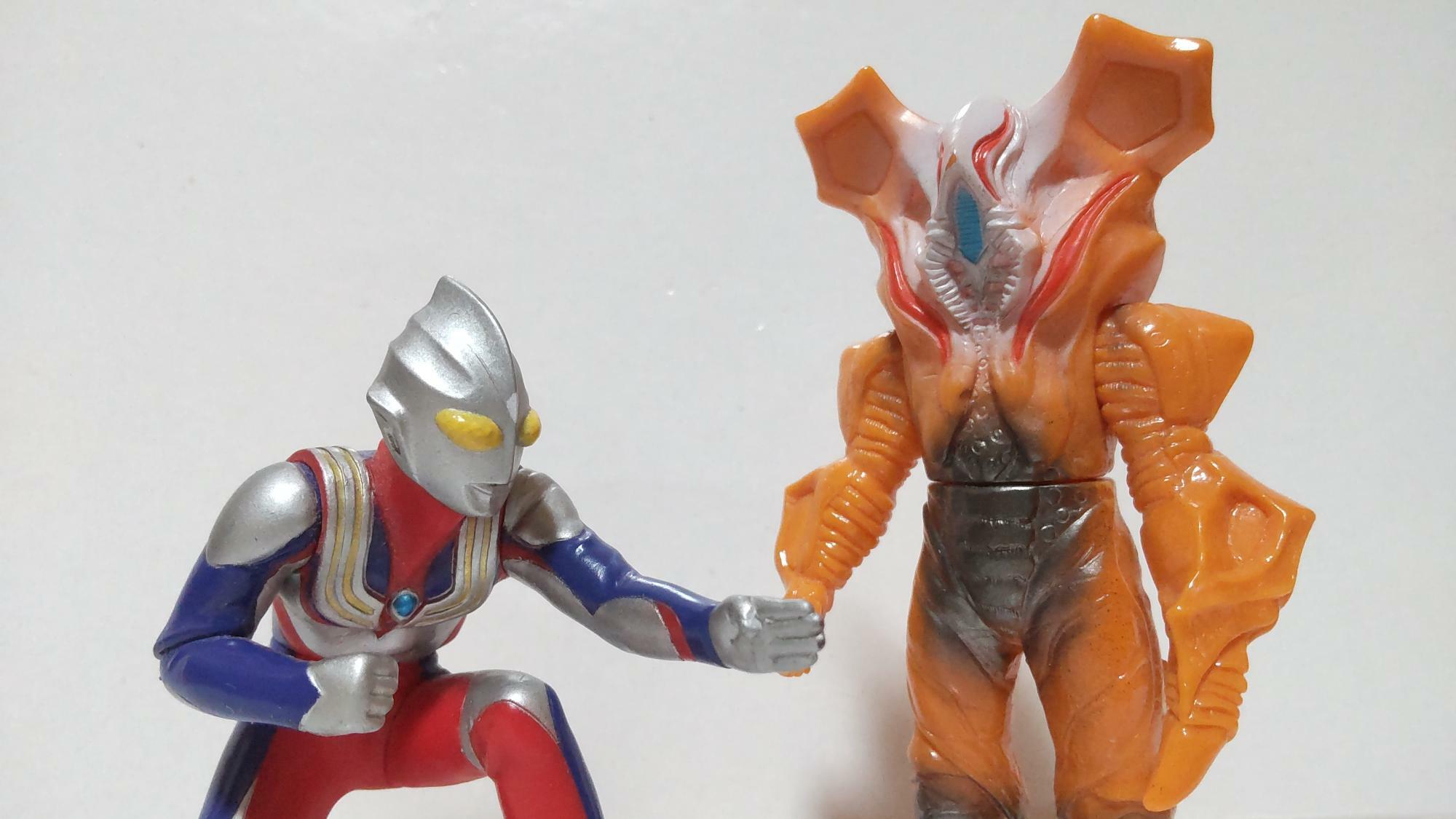 ウルトラマンティガが戦うのは、超自然的な現象により出現した怪獣達のほか、地球の侵略や人類の誘拐を企む宇宙人達と様々。子どもの夢を食料とする異次元人ギランボは、ハロウィンの夜に子ども達の大量誘拐を企んだ