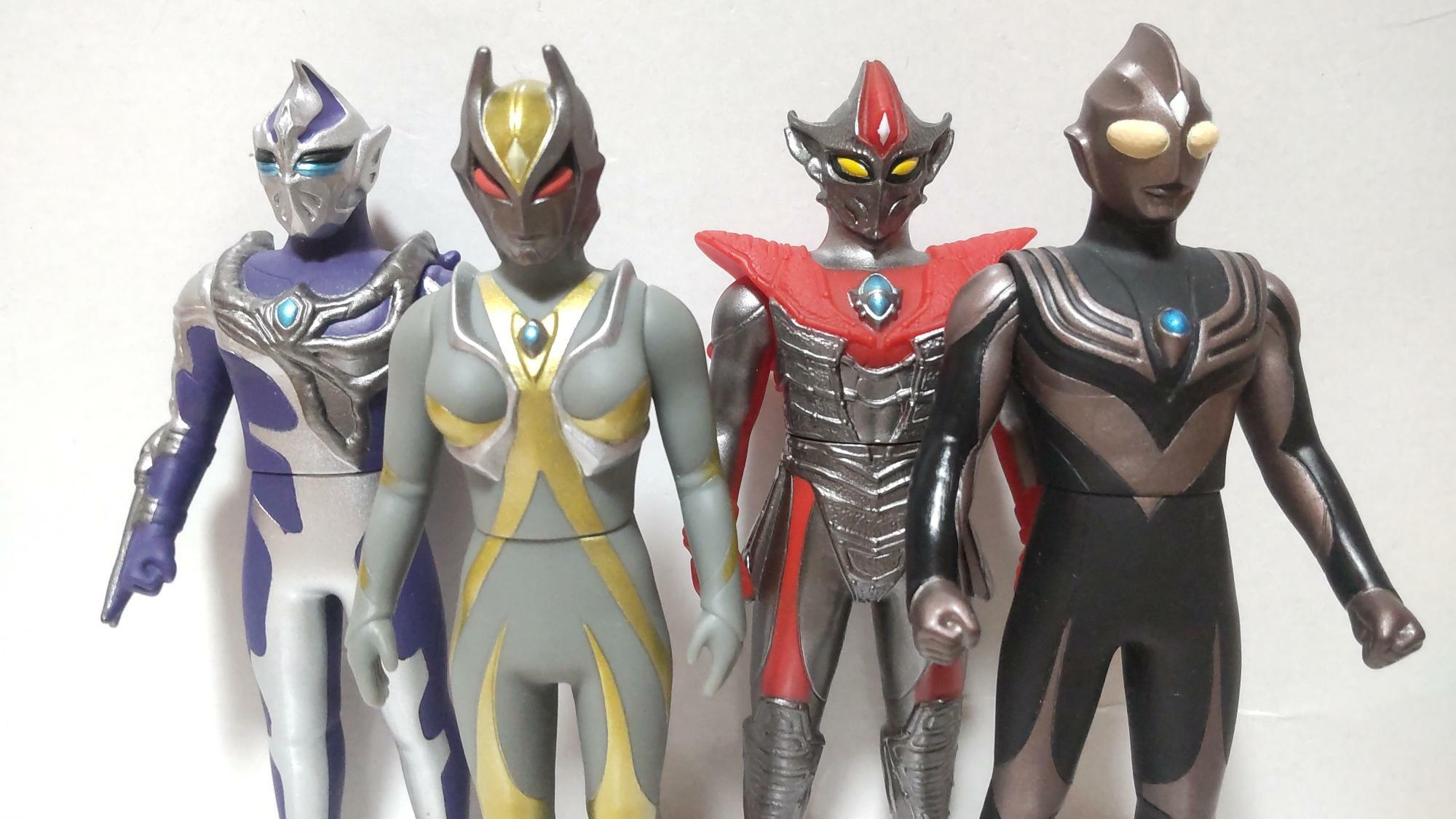 3000万年前、ウルトラマンティガは文明を滅ぼす悪の戦士（ティガダーク）だった。超古代から現代の世に復活した闇の三巨人達（左からヒュドラ、カミーラ、ダーラム）は、ティガを再び仲間にしようと暗躍する。