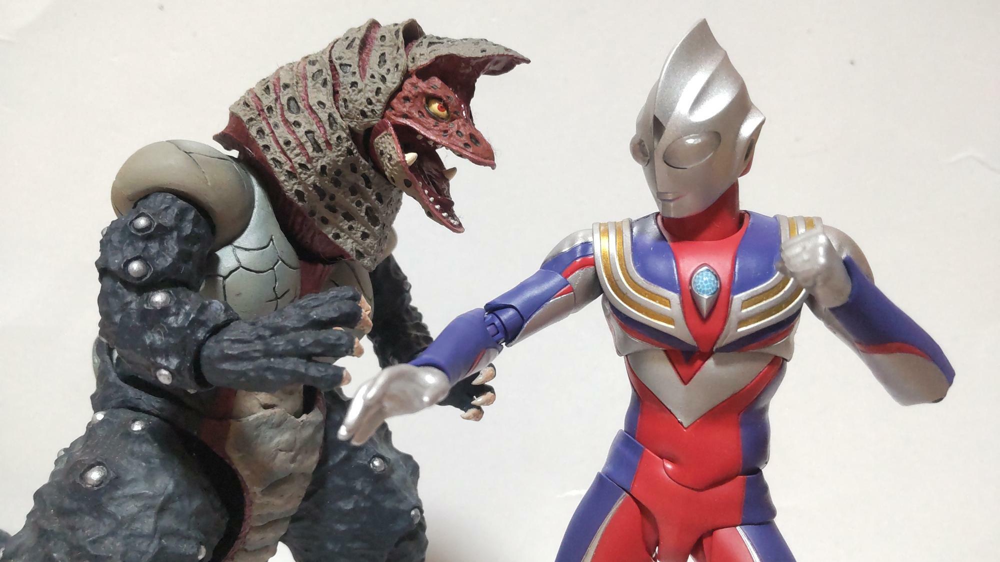 3000万年前の超古代に活躍し、ピラミッドの中で石像となって眠りについていたウルトラマンティガは特捜チームGUTSのダイゴ隊員と一心同体となって現代によみがえった。初陣では、超古代怪獣ゴルザと対決。