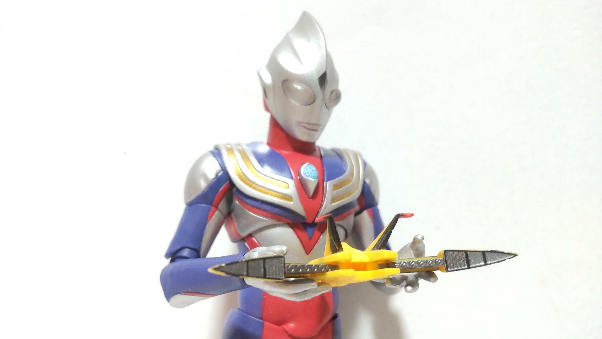 カミーラとの戦いにおいて撃墜されたレナの搭乗機（ガッツウィング1号）を守るウルトラマンティガ（ダイゴ）。3000万年前にユザレ、現代ではレナにティガをとられ、全てが吹っ切れたカミーラはついに暴走する。