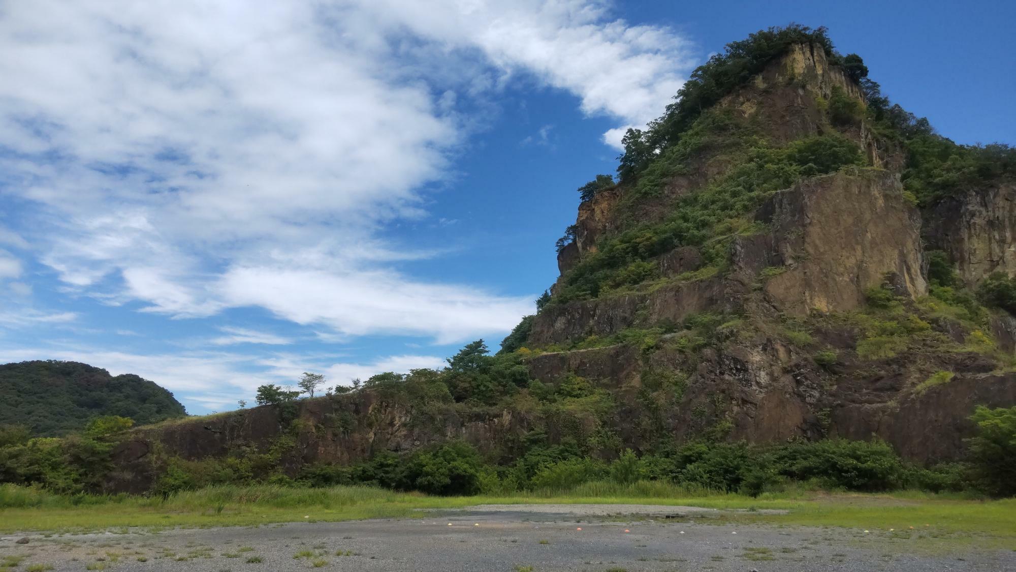 仮面ライダーやスーパー戦隊シリーズ本編にて、何度も戦いの舞台（ロケ地）として撮影されている栃木県の岩船山採石場。当地では定期的に爆破体験ツアーが行なわれており、世界各国の特撮ファンも訪れる聖地である。