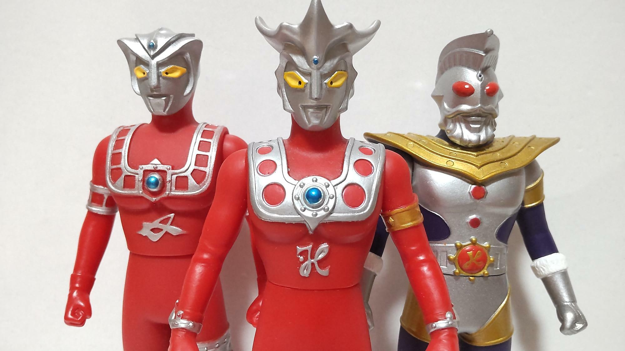 追放されたゼロを「Ｋ76星」で鍛えたのは、セブンの愛弟子であるウルトラマンレオ（中央）とその弟アストラ（左）だった。過酷な特訓の様子を見守るのは、かつてレオ達を支援した伝説の超人、キング（右）である。