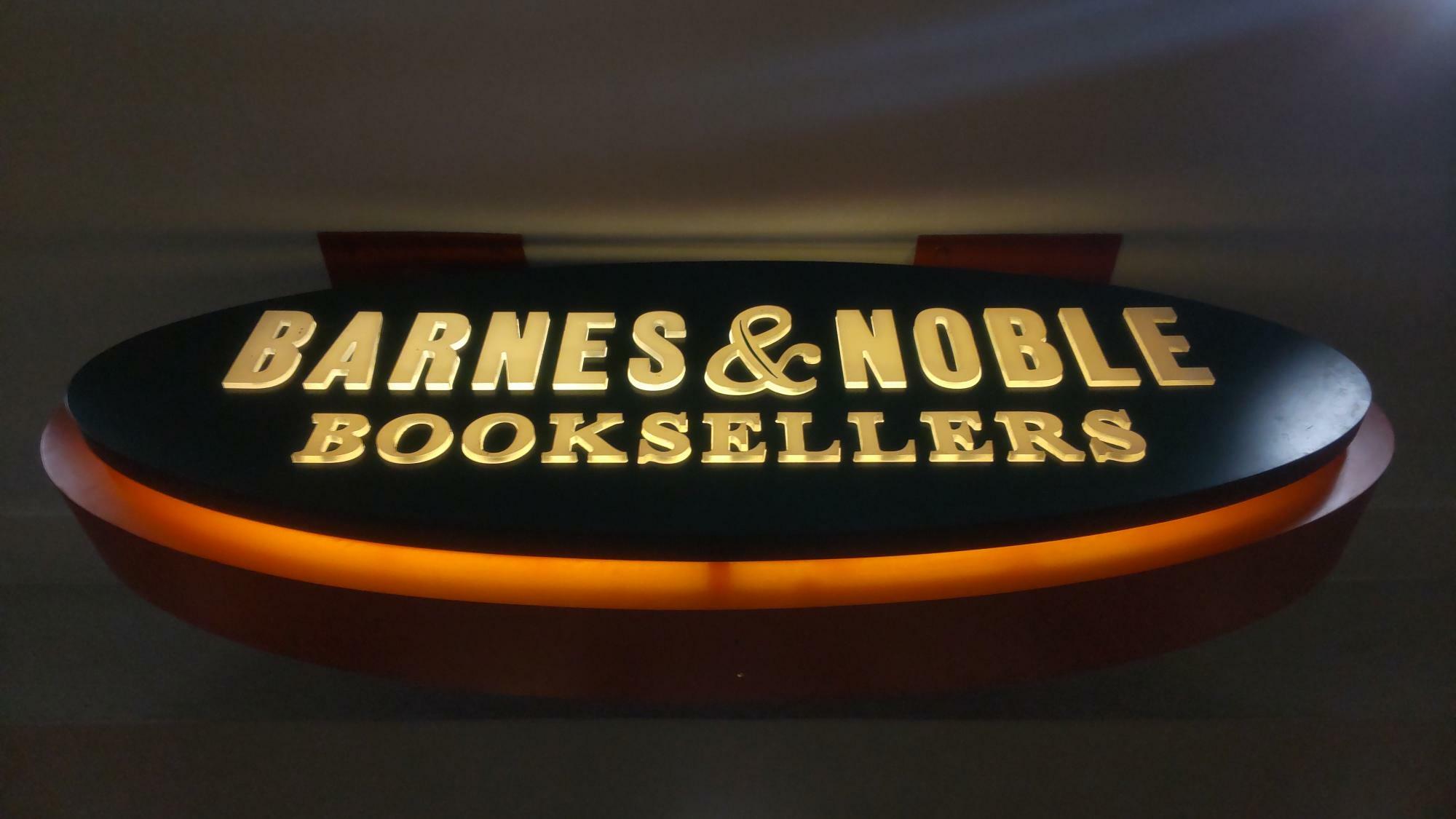 ハワイ州内大型商業施設「アラモアナセンター」内の大型書店「BARNES＆NOBLE BOOKSELLERS」。20万冊以上の書籍の在庫があり、探している本があれば検索してくれるので、筆者もよく利用。