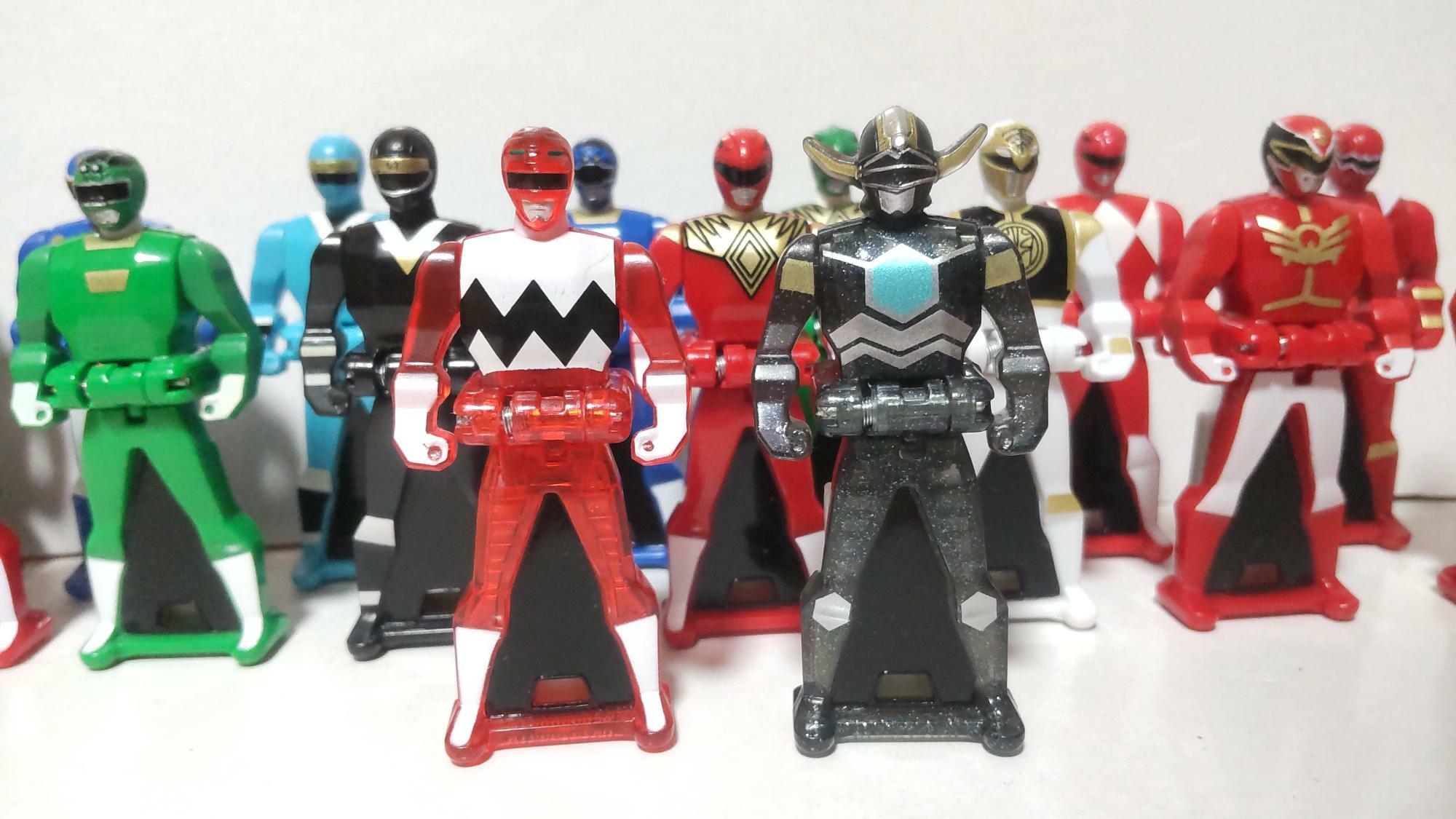 『Power Rangers SUPER MEGA FORCE』本編では、レンジャーキーと呼ばれる歴代戦隊を模した鍵状の人形が登場して玩具化されたが、ギンガマンチームも勿論ラインナップされた。