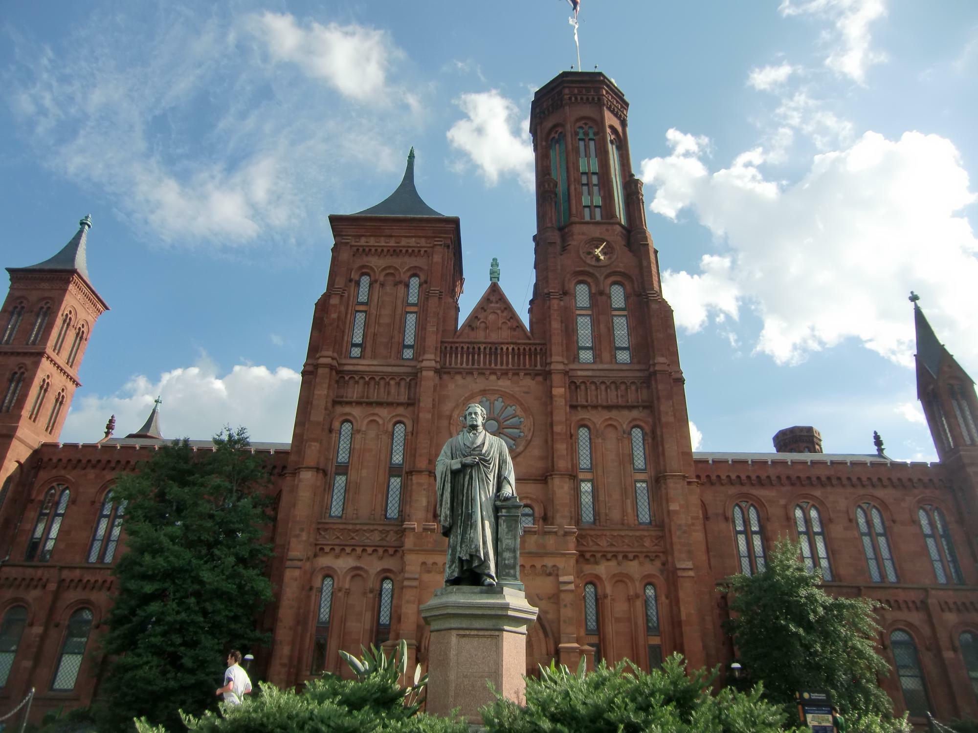 米国ワシントンD.C.　スミソニアン博物館群「Smithsonian Institution Building (The Castle) 」前にて筆者撮影。