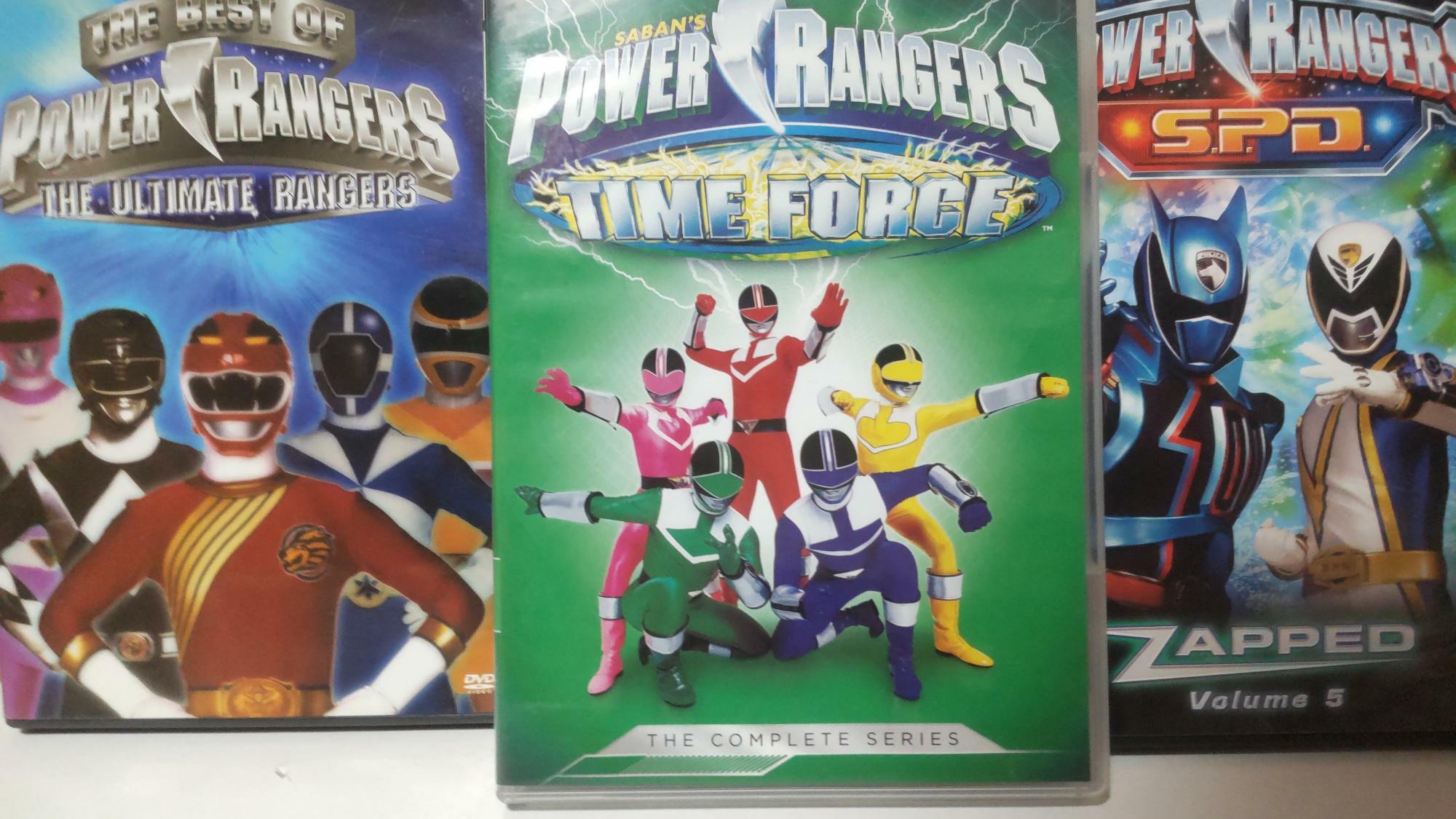 海外版タイムレンジャーである『Power Rangers TIME FORCE』（中央）は2001年に米国で放送された。以降、タイムレンジャー達は後続のシリーズ（左右）にも幾度も登場し大活躍した。