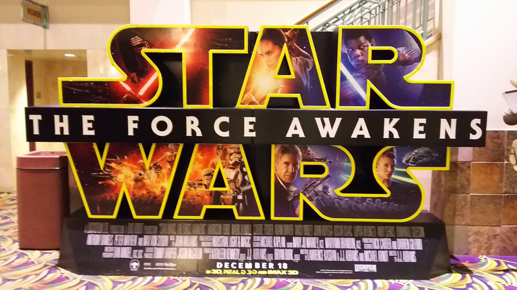 「AWAKE」とは英語で「覚醒する」の意。米映画『STAR WAＲS』では、登場人物達が「フォース」と呼ばれる目に見えない神秘のエネルギーの能力に覚醒する展開が描かれた（写真はハワイ州内劇場にて）。