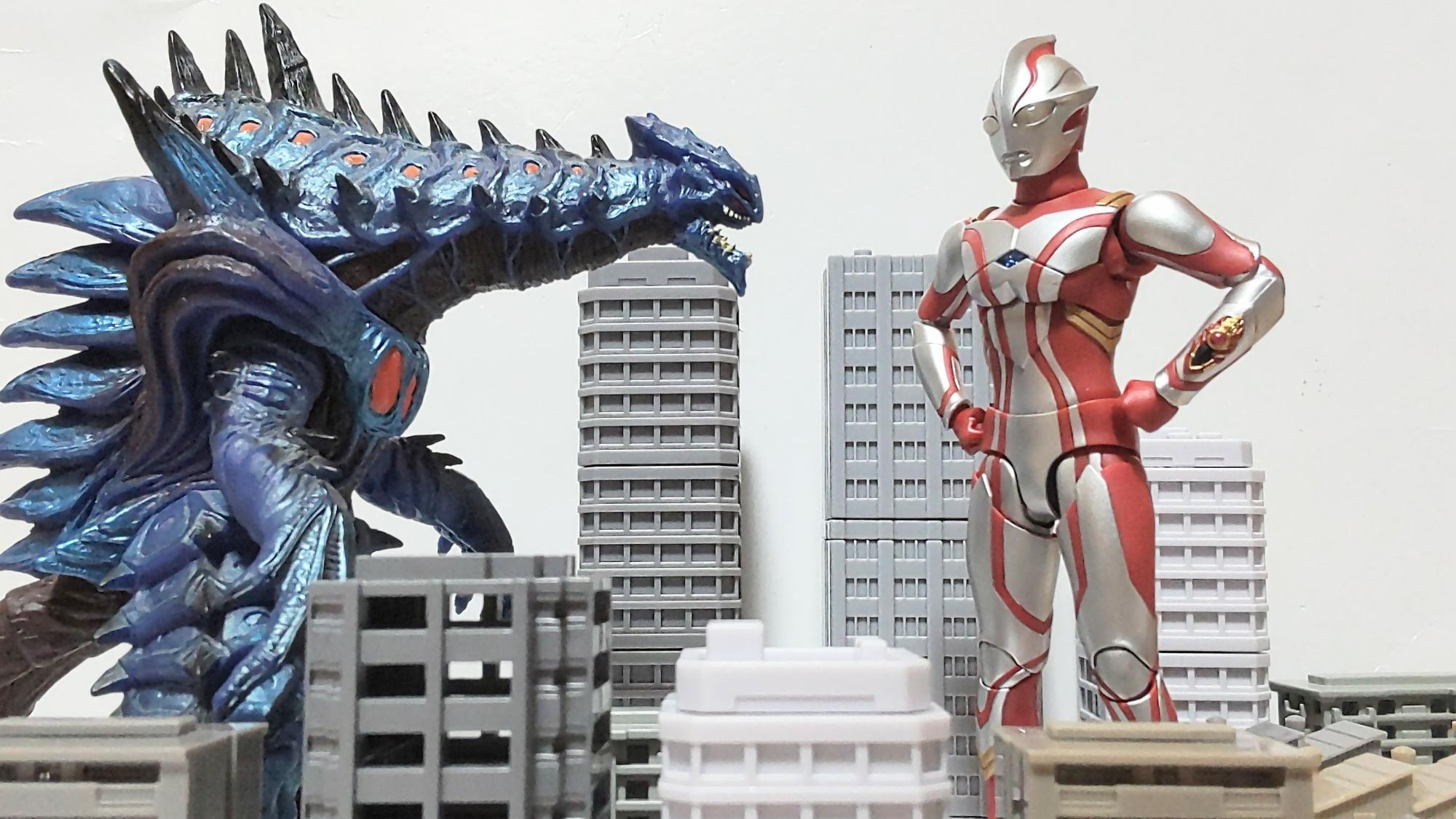 ウルトラマンメビウス、地球でのデビュー戦・・・。彼の登場は大衆から歓声が上がるも・・・？（筆者撮影）