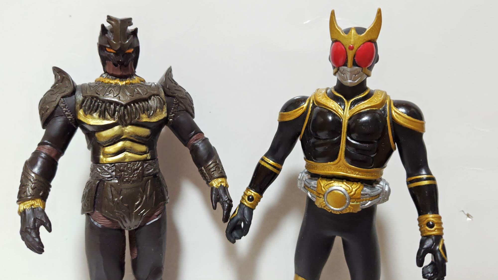 仮面ライダークウガの進化の道は続くー。強力な力を持つ「ゴ」怪人のリーダー格、ゴ・ジャラジ・ダを相手に、クウガは「黒と金のクウガ」ことアメイジングマイティに変化。しかし彼の進化はこれに留まらなかったー。