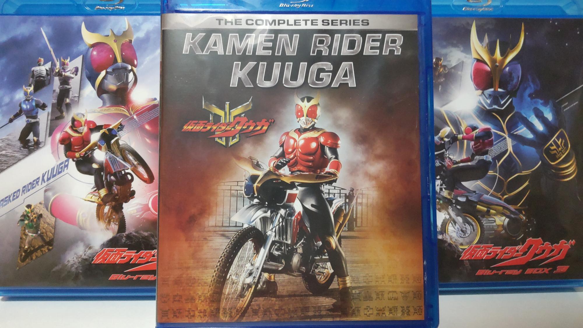 平成仮面ライダーシリーズ第1作『仮面ライダークウガ』は、2000年1月30日から2001年1月21日まで、全49話が放送された（写真左右は国内で販売された本作のBlu-ray、中央は海外販売品）。