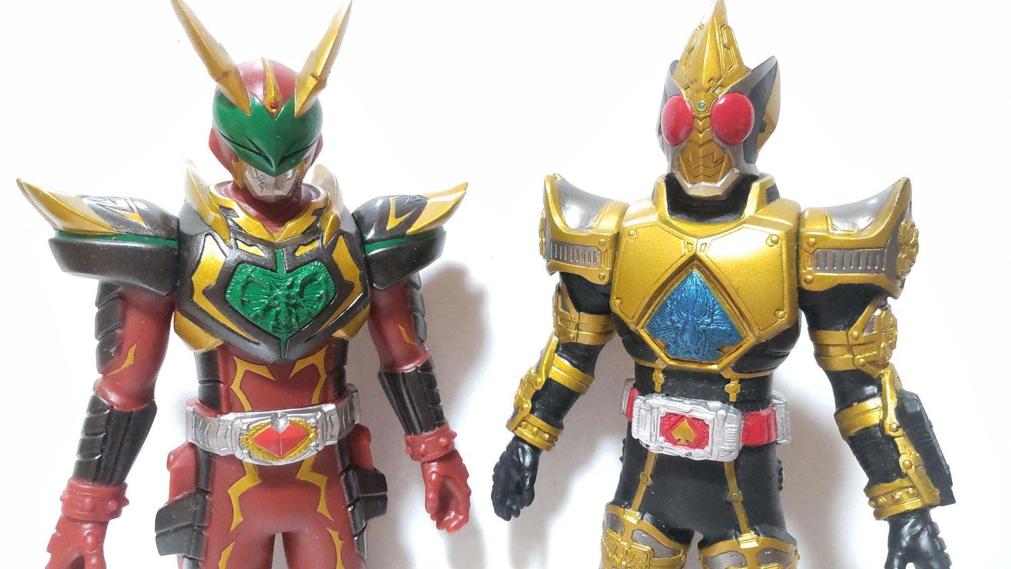 仮面ライダーブレイド（剣崎）が究極の姿「キングフォーム（右）」へと覚醒したことに伴い、始はジョーカーとしての本能に苦しめられる。剣崎のお陰でジョーカーの呪縛から解き放たれ、ワイルドカリスへと進化。