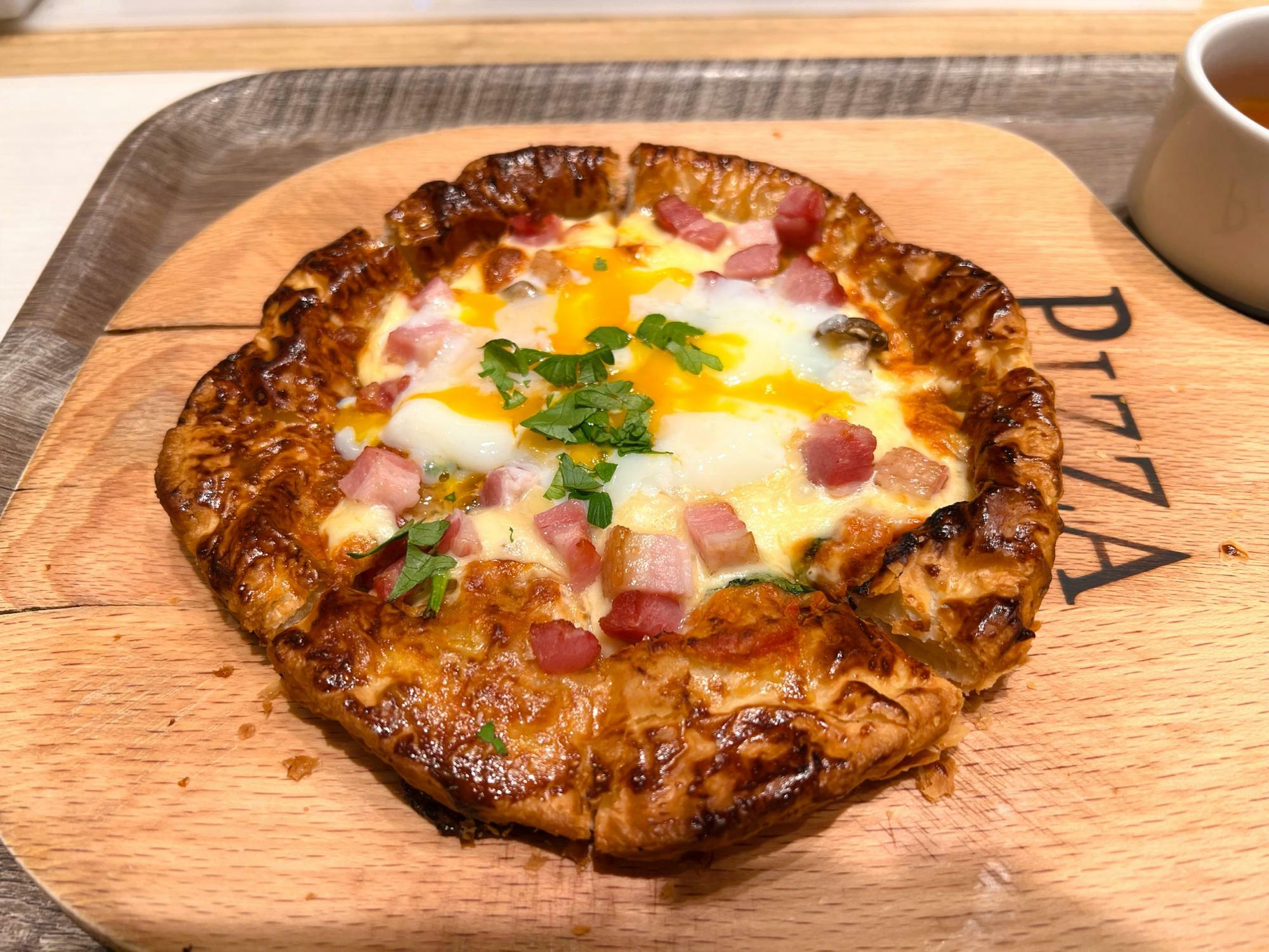 ベーコンとトロトロ半熟卵のパイ生地PIZZA