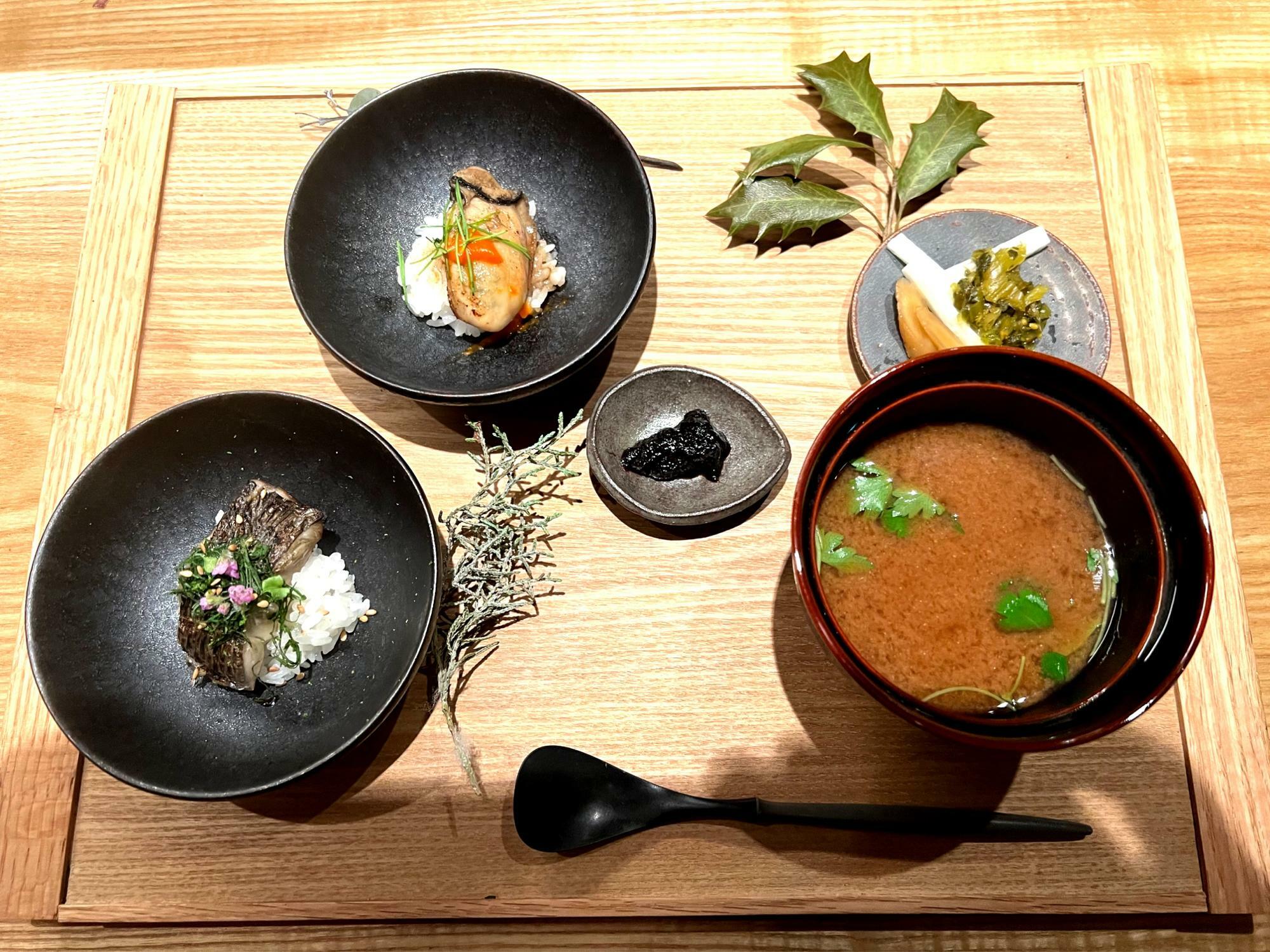 宮城県産の牡蠣バターソテーご飯、太刀魚（ドラゴン）の飯蒸し風ご飯としじみの味噌汁、海苔の佃煮と漬物