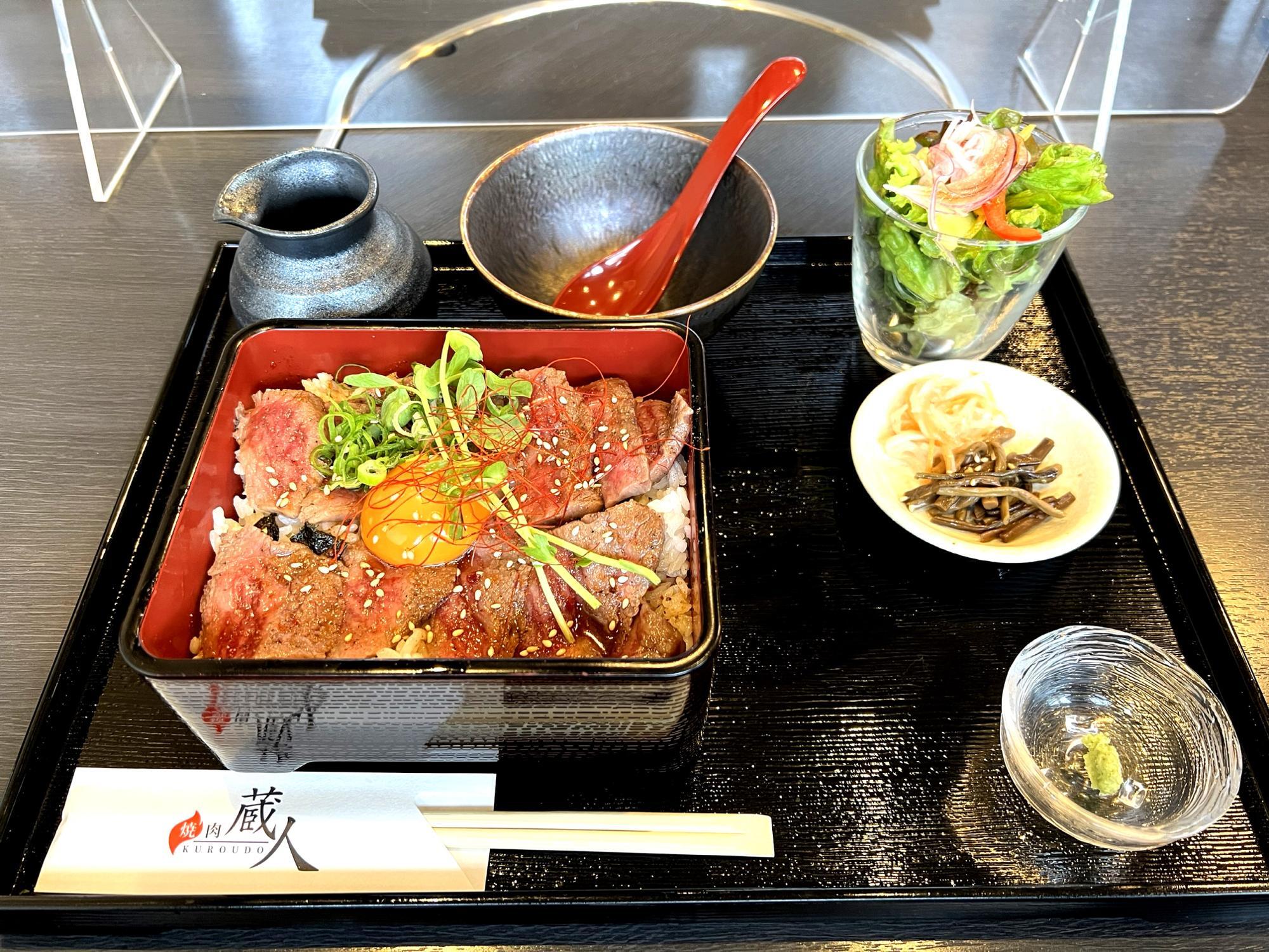 黒毛和牛のステーキ重ご飯大盛り