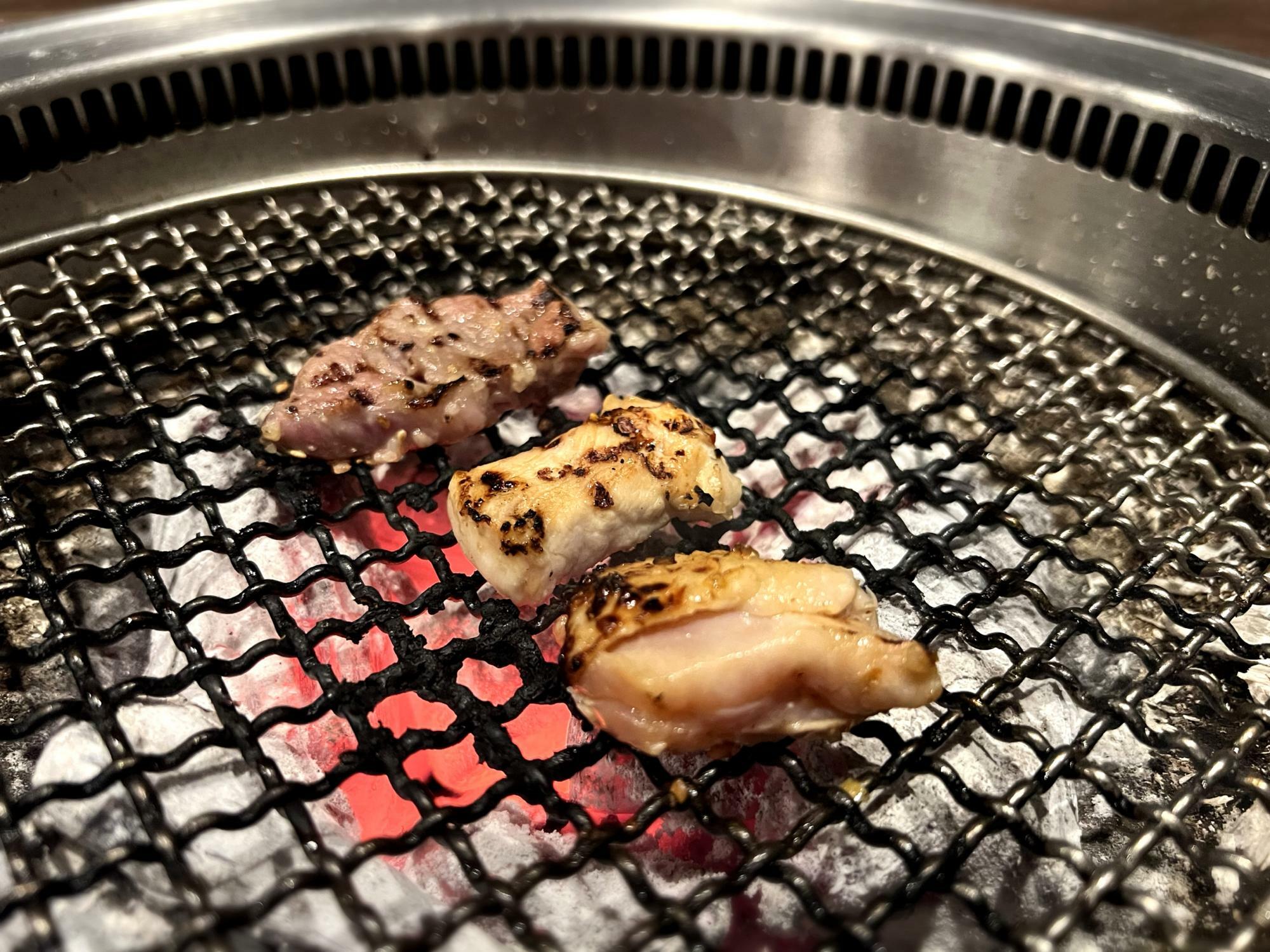 左からラム肉、五穀味鶏（胸肉、モモ肉（）